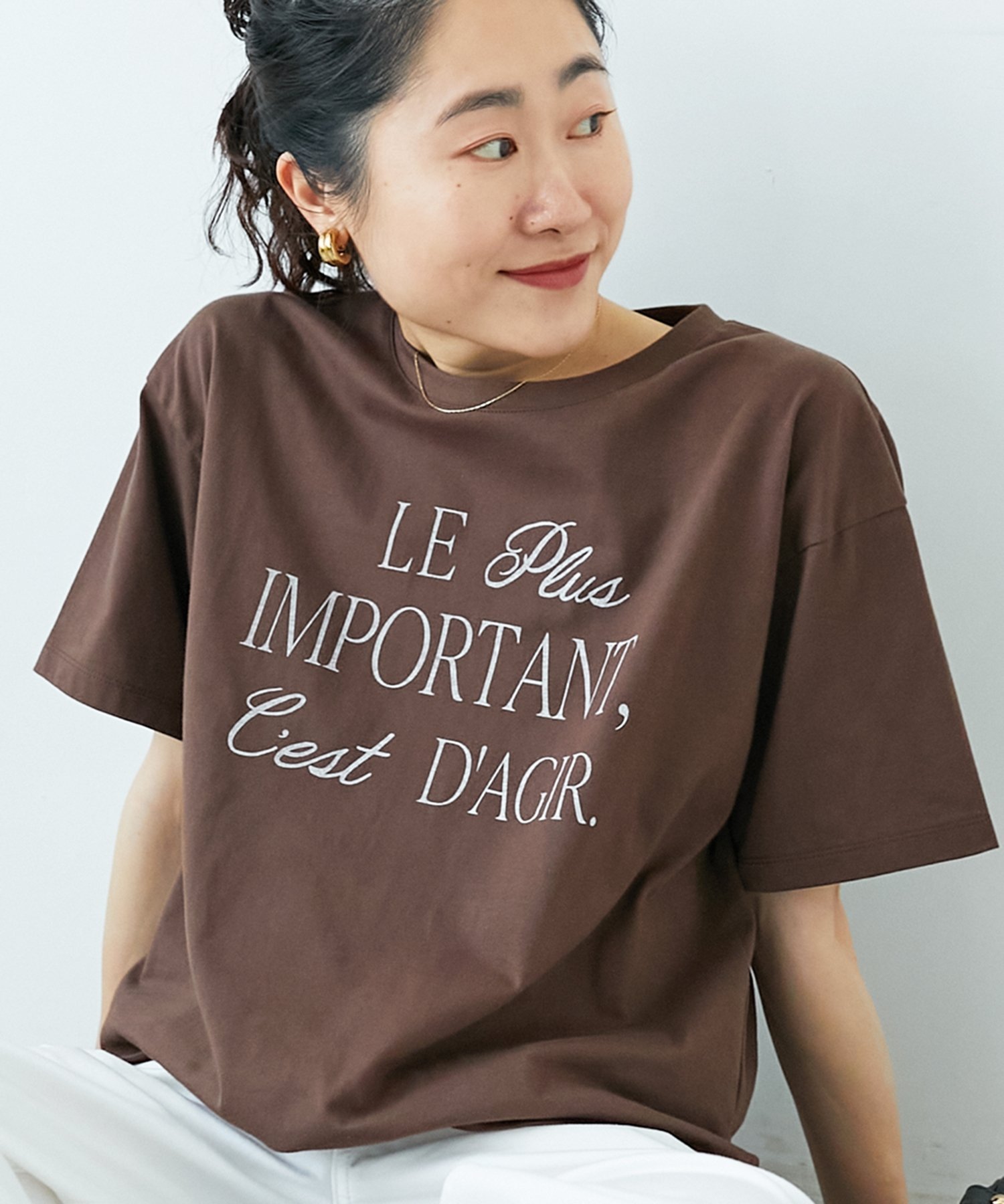 【ルクールブラン/le.coeur blanc】の《手洗い可能》Le plusロゴTシャツ インテリア・キッズ・メンズ・レディースファッション・服の通販 founy(ファニー) 　ファッション　Fashion　レディースファッション　Fashion for Women　トップス・カットソー　Cut & Sew Tops　シャツ・ブラウス・オフィスカジュアル　Elegant Blouses & Button-Ups　ロングTシャツ・Tシャツ　Longline T-Shirts & Tees　おすすめ　Recommended / Our Picks　ストレート　Straight, Straight Cut　スリット　Slit, Slit Detail　フランス　France, French　定番　Standard, Basic Item　ブラウン|ID: prp329100004582200 ipo3291000000033271438