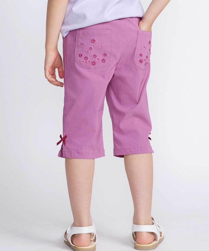 【その他のブランド/Other】のフラワー刺しゅうポケットストレッチウェザーカプリパンツ(90~160cm) インテリア・キッズ・メンズ・レディースファッション・服の通販 founy(ファニー) https://founy.com/ ファッション Fashion キッズファッション Fashion for Kids ボトムス Bottoms 2025年 2025 2025春夏・S/S Spring/Summer 2025 SS25 サテン Satin, Glossy Fabric ストレッチ Stretch, Stretchy Fabric スリット Slit, Slit Detail フラワー Flower, Floral ボトム Bottoms, Lower Wear ポケット Pocket, Pocket Detail リボン Ribbon, Bow ワンポイント One Point, Statement Accent |ID: prp329100004582405 ipo3291000000032710325