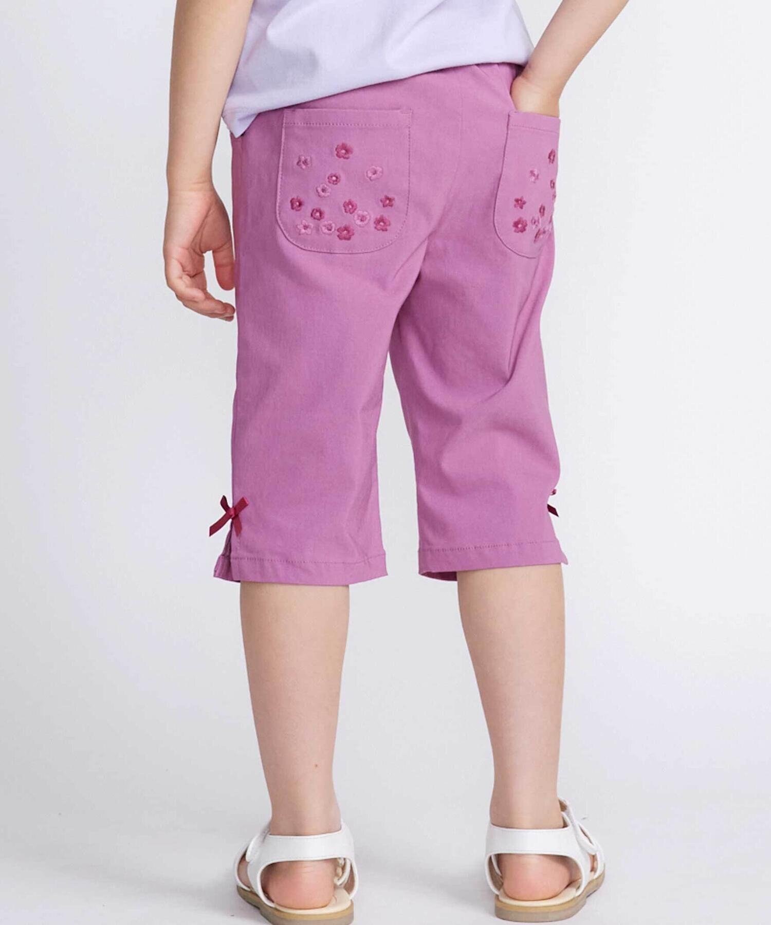 【その他のブランド/Other】のフラワー刺しゅうポケットストレッチウェザーカプリパンツ(90~160cm) インテリア・キッズ・メンズ・レディースファッション・服の通販 founy(ファニー) 　ファッション　Fashion　キッズファッション　Fashion for Kids　ボトムス　Bottoms　2025年　2025　2025春夏・S/S　Spring/Summer 2025 SS25　サテン　Satin, Glossy Fabric　ストレッチ　Stretch, Stretchy Fabric　スリット　Slit, Slit Detail　フラワー　Flower, Floral　ボトム　Bottoms, Lower Wear　ポケット　Pocket, Pocket Detail　リボン　Ribbon, Bow　ワンポイント　One Point, Statement Accent　ピンク|ID: prp329100004582405 ipo3291000000032710326