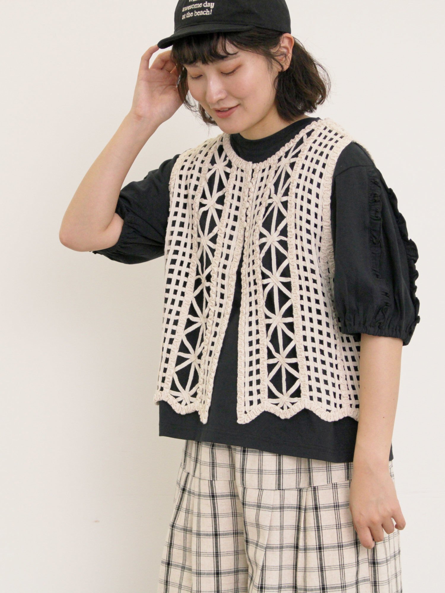 【サマンサモスモス/Samansa Mos2】のテープベスト インテリア・キッズ・メンズ・レディースファッション・服の通販 founy(ファニー) 　ファッション　Fashion　レディースファッション　Fashion for Women　アウター　Coat / Outerwear Collection　トップス・カットソー　Cut & Sew Tops　ベスト&ジレ / 重ね着スタイル　Vests & Gilets　シンプル　Simple, Minimal　スカラップ　Scallop, Scalloped Edge　ベスト　Vest, Waistcoat　透かし　Cut-Out, Lacework　キナリ|ID: prp329100004582713 ipo3291000000032473998