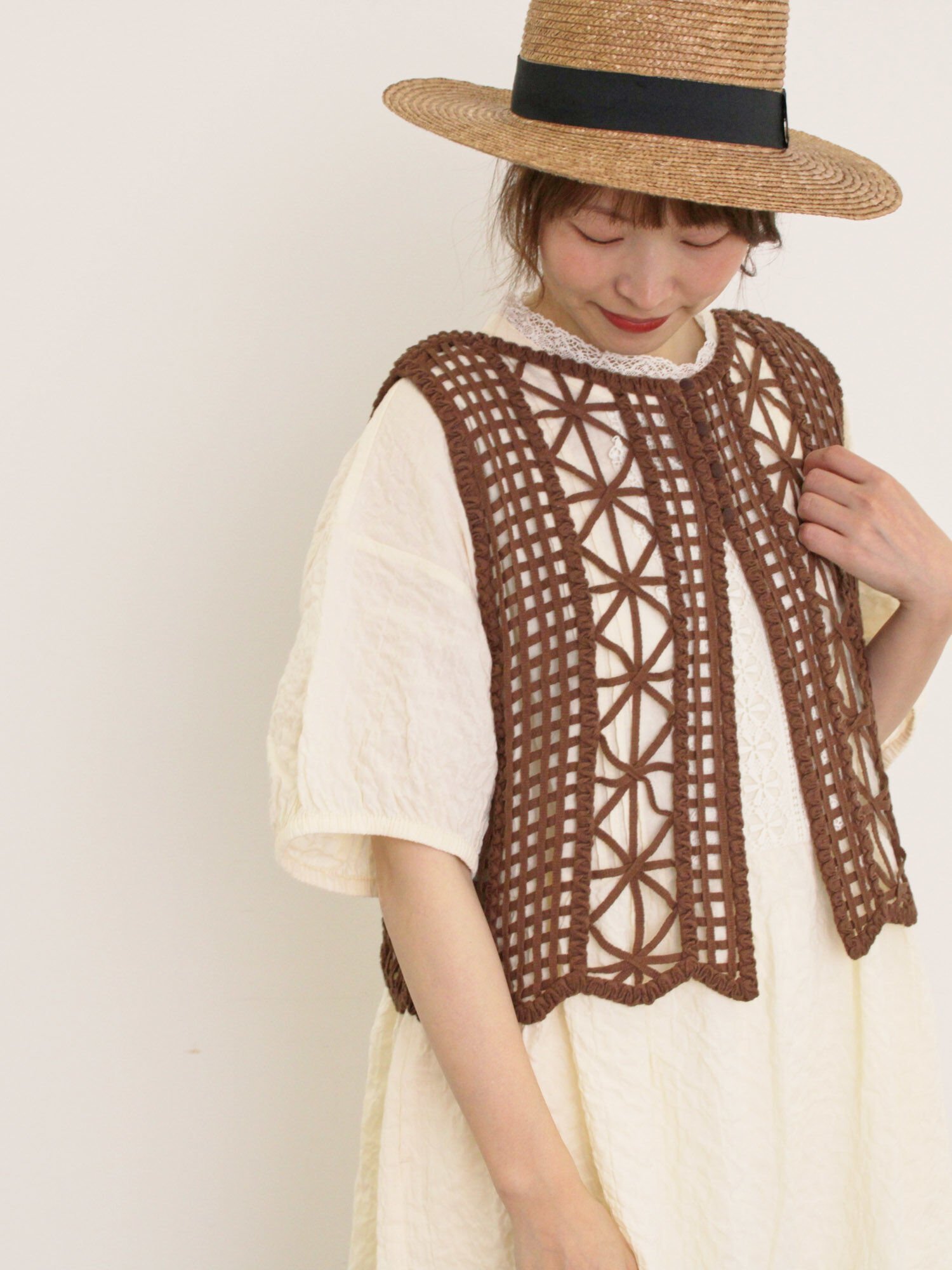【サマンサモスモス/Samansa Mos2】のテープベスト インテリア・キッズ・メンズ・レディースファッション・服の通販 founy(ファニー) 　ファッション　Fashion　レディースファッション　Fashion for Women　アウター　Coat / Outerwear Collection　トップス・カットソー　Cut & Sew Tops　ベスト&ジレ / 重ね着スタイル　Vests & Gilets　シンプル　Simple, Minimal　スカラップ　Scallop, Scalloped Edge　ベスト　Vest, Waistcoat　透かし　Cut-Out, Lacework　ブラウン|ID: prp329100004582713 ipo3291000000032473999