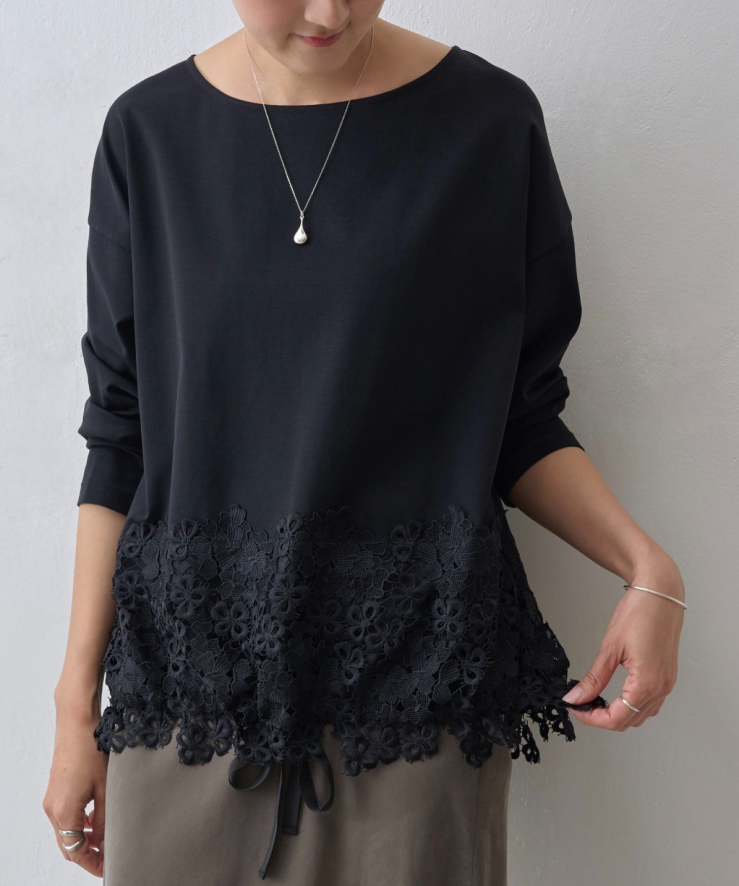 【その他のブランド/Other】の裾レースカットソー インテリア・キッズ・メンズ・レディースファッション・服の通販 founy(ファニー) 　ファッション　Fashion　レディースファッション　Fashion for Women　トップス・カットソー　Cut & Sew Tops　カットソー・ベーシックTシャツ　Cut-and-Sewn Tops / Stretch Tees & Basics　エレガント 上品　Elegant　カットソー　Cut and Sewn Top　シンプル　Simple, Minimal　フェミニン　Feminine, Girly　リボン　Ribbon, Bow　レース　Lace, Lace Fabric　ブラック|ID: prp329100004583838 ipo3291000000032491574