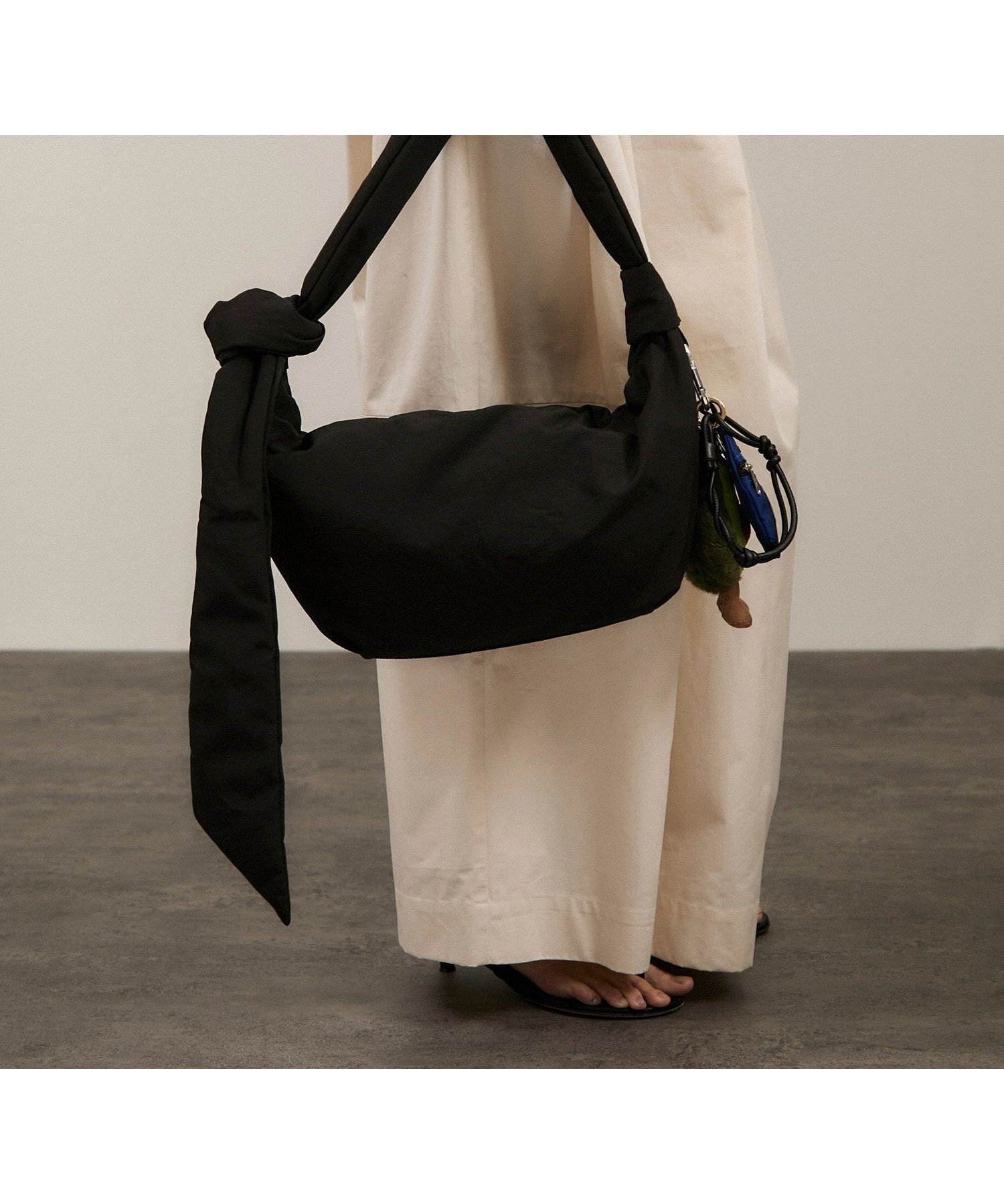 【サロン アダム エ ロペ/SALON adam et rope'】の【WEB限定】パフナイロンショルダーバッグ インテリア・キッズ・メンズ・レディースファッション・服の通販 founy(ファニー) 　ファッション　Fashion　レディースファッション　WOMEN　バッグ　Bag　コンパクト　Compact　ショルダー　Shoulder　チャーム　Charm　ツイル　Twill　トレンド　Trend　フォルム　Form　ポケット　Pocket　ブラック(01)|ID: prp329100004583870 ipo3291000000032492097