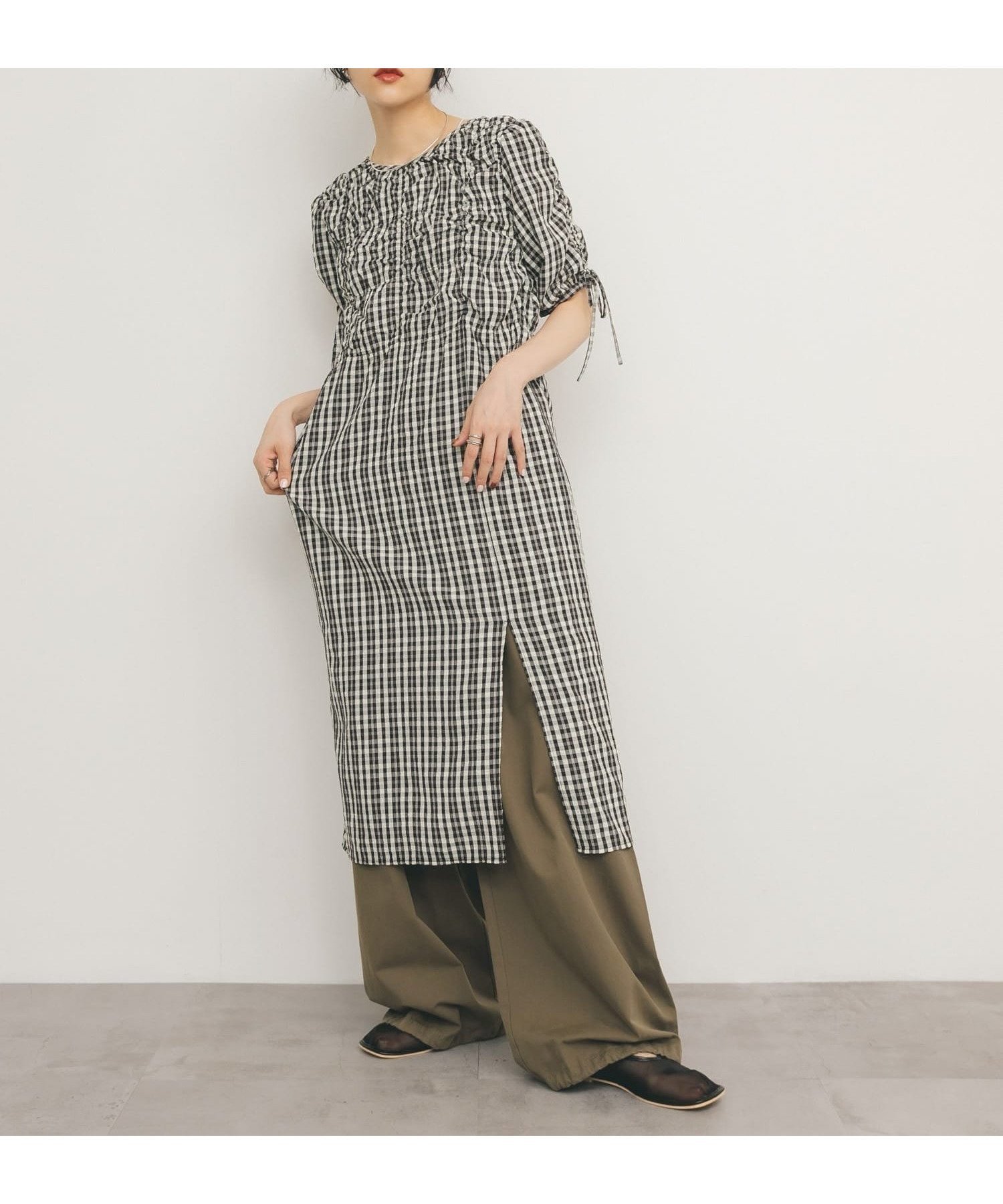 【ケービーエフ/KBF / URBAN RESEARCH】のランダムシャーリングチェックワンピース インテリア・キッズ・メンズ・レディースファッション・服の通販 founy(ファニー) 　ファッション　Fashion　レディースファッション　Fashion for Women　ワンピース　Dresses　2025年　2025　2025春夏・S/S　Spring/Summer 2025 SS25　シャーリング　Shirring, Ruched　スリット　Slit, Slit Detail　チェック　Check, Plaid, Tartan　デニム　Denim, Jeans Material　ランダム　Random, Irregular　夏　Summer　S/S・春夏　SS, Spring/Summer, Warm Season　BLACK|ID: prp329100004583960 ipo3291000000033150369