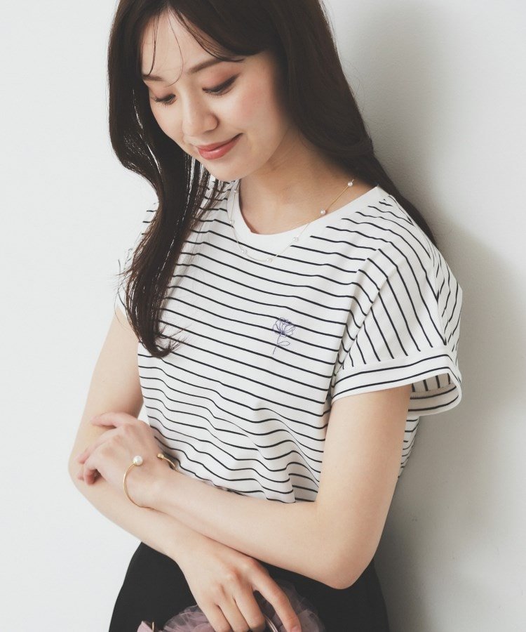 【インデックス/INDEX】の《6色展開/S-3Lサイズ》フラワー刺繍Tシャツ【汗ジミ防止/吸水速乾/接触冷感/UVケア/洗濯機洗い可】 インテリア・キッズ・メンズ・レディースファッション・服の通販 founy(ファニー) 　ファッション　Fashion　レディースファッション　Ladies' Fashion Online　トップス・カットソー　Tops/Tshirt　シャツ/ブラウス　Shirts/Blouses　ロング / Tシャツ　T-Shirts　シンプル　Simple　フラワー　Flower　フロント　Front　ボトム　Bottom　ワンポイント　One Point　吸水　Water Absorption　夏　Summer　オフホワイト|ID: prp329100004583969 ipo3291000000032624769