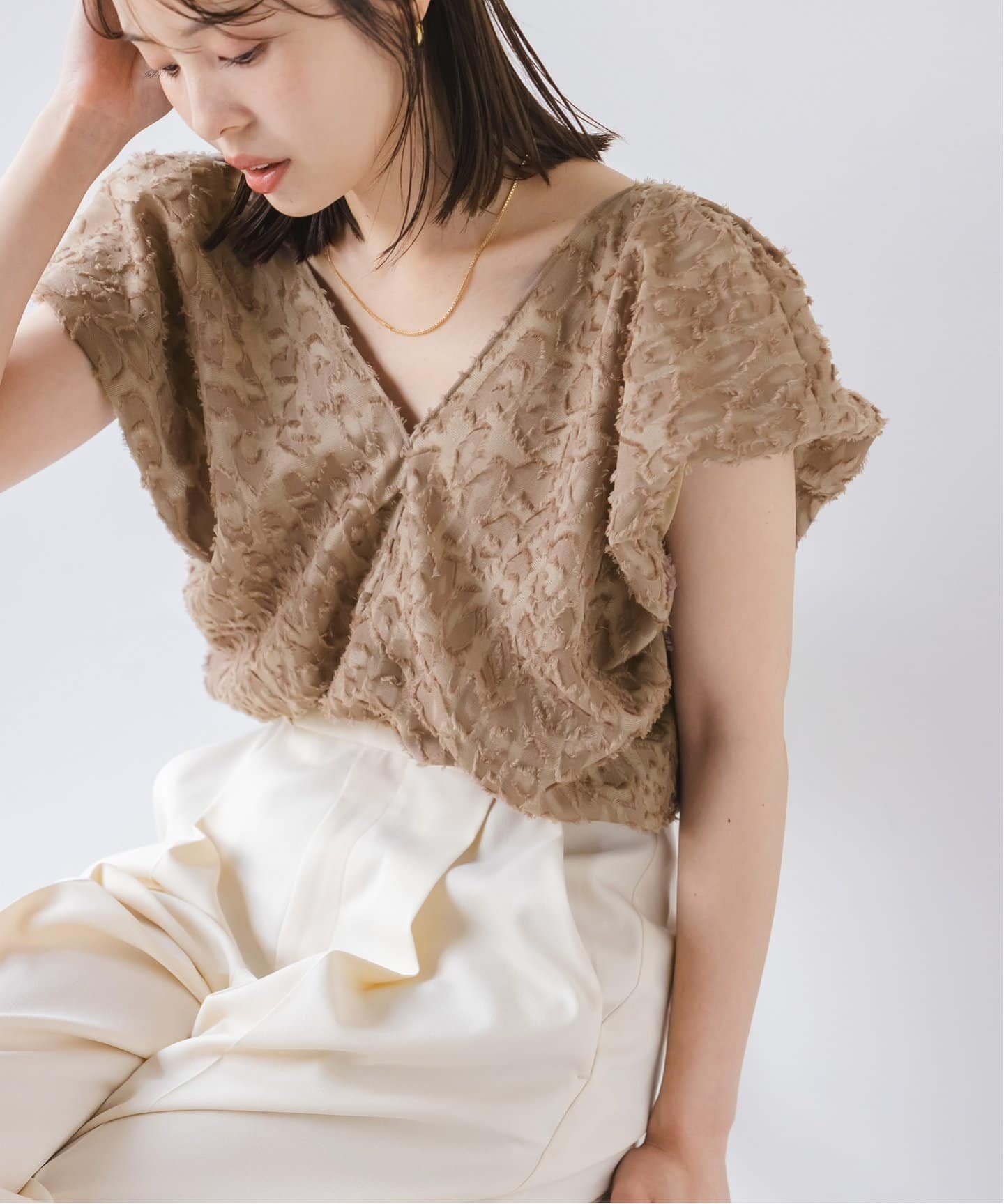 【ノーブル / スピック&スパン/NOBLE / Spick & Span】のレオパードジャガードデコルテVブラウス インテリア・キッズ・メンズ・レディースファッション・服の通販 founy(ファニー) 　ファッション　Fashion　レディースファッション　Fashion for Women　トップス・カットソー　Cut & Sew Tops　シャツ・ブラウス・オフィスカジュアル　Elegant Blouses & Button-Ups　キャメル|ID: prp329100004584238 ipo3291000000032738168