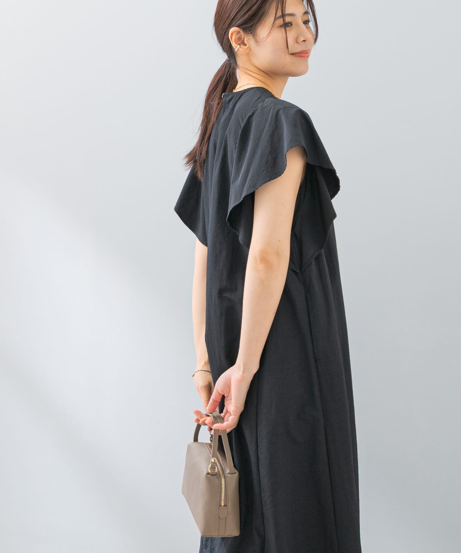 【アーバンリサーチ ロッソ/URBAN RESEARCH ROSSO】のF by ROSSO 撥水フレアスリーブワンピース インテリア・キッズ・メンズ・レディースファッション・服の通販 founy(ファニー) 　ファッション　Fashion　レディースファッション　Fashion for Women　ワンピース　Dresses　2025年　2025　2025春夏・S/S　Spring/Summer 2025 SS25　スリーブ　Sleeve, Long Sleeve / Short Sleeve　フレア　Flare, Flared　切替　Switching, Contrast Panel　夏　Summer　S/S・春夏　SS, Spring/Summer, Warm Season　BLACK|ID: prp329100004584804 ipo3291000000033107127