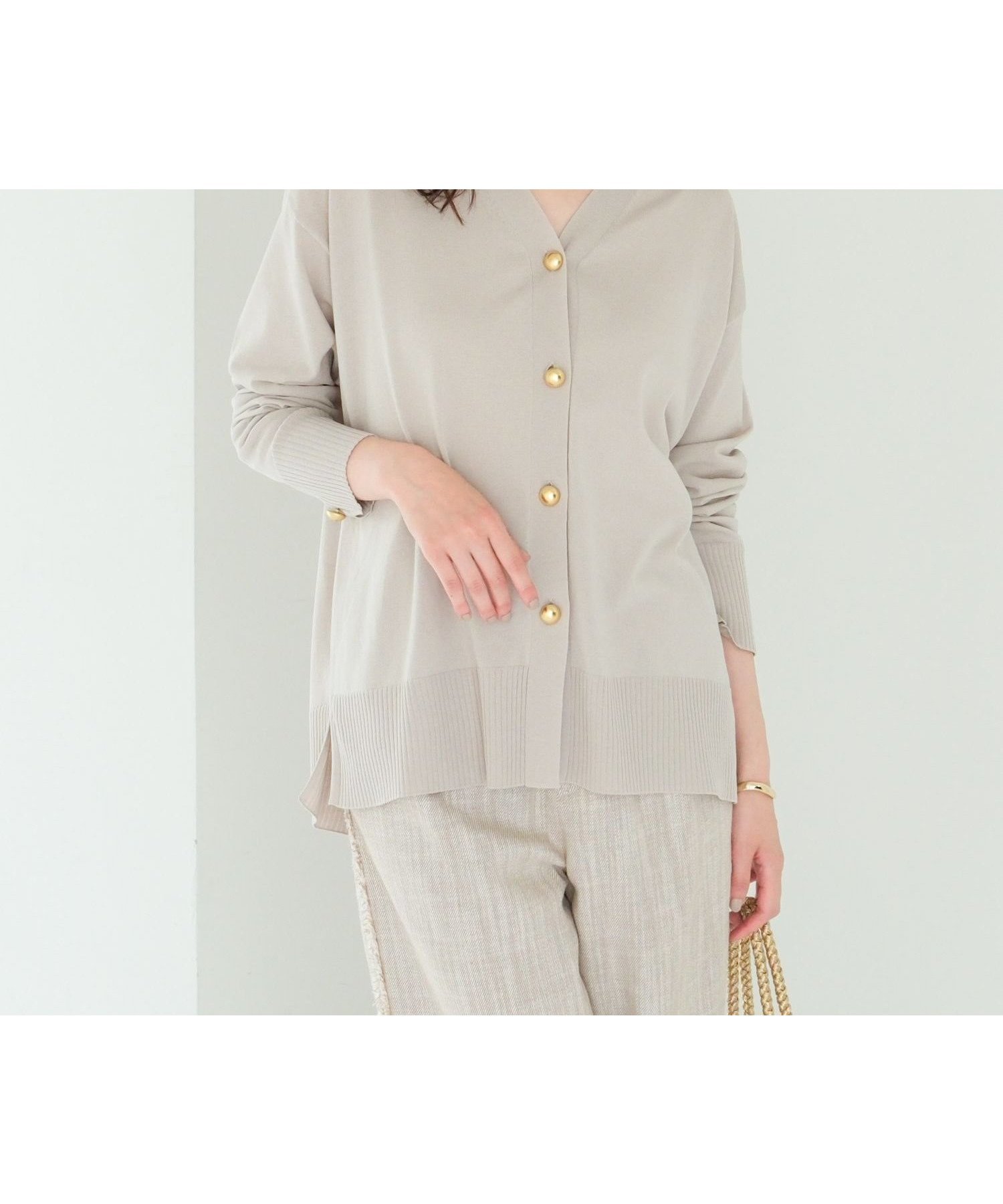【エルーラ/Elura】のサマープロテクトVネックカーディガン / 495593 インテリア・キッズ・メンズ・レディースファッション・服の通販 founy(ファニー) 　ファッション　Fashion　レディースファッション　Fashion for Women　トップス・カットソー　Cut & Sew Tops　カーディガン・羽織り　Layered Style Cardigans　Vネックトップス　V-Neck Tops / V-Cut Neckline Shirts　カーディガン　Cardigan, Knitwear　サマー　Summer, Summer Style　シンプル　Simple, Minimal　スラックス　Slacks, Dress Pants　デニム　Denim, Jeans Material　フェミニン　Feminine, Girly　エレガント 上品　Elegant　グレージュ50|ID: prp329100004585214 ipo3291000000033550744