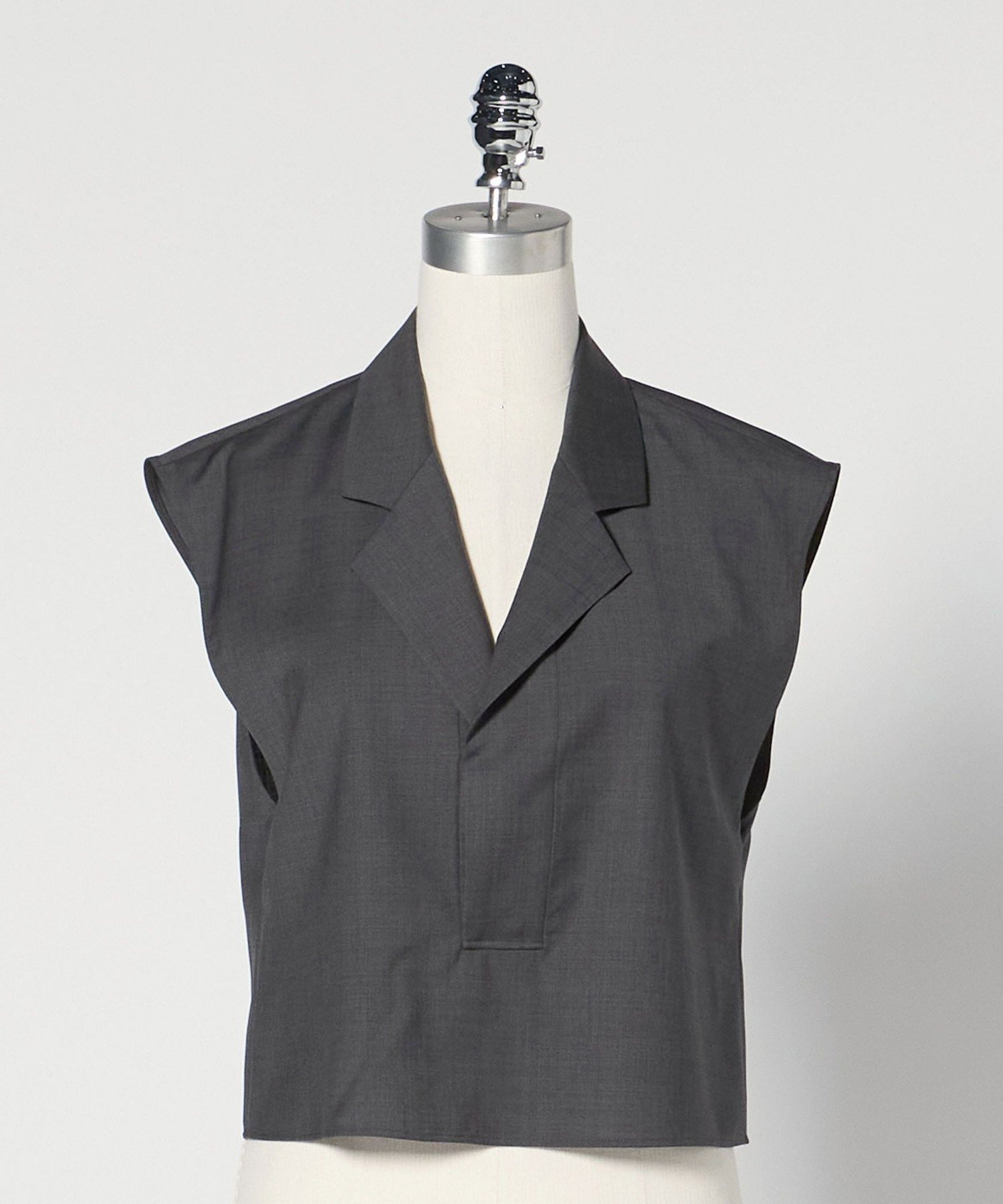【ユナイテッドアローズ/UNITED ARROWS】のLOEFF トロピカルウール スキッパー ノースリーブ ブラウス インテリア・キッズ・メンズ・レディースファッション・服の通販 founy(ファニー) 　ファッション　Fashion　レディースファッション　WOMEN　トップス・カットソー　Tops/Tshirt　キャミソール / ノースリーブ　No Sleeves　シャツ/ブラウス　Shirts/Blouses　クロップド　Cropped　コンパクト　Compact　サマー　Summer　スキッパー　Skipper　セットアップ　Set Up　デニム　Denim　ノースリーブ　No Sleeve　ロング　Long　MD.GRAY|ID: prp329100004585839 ipo3291000000032516554