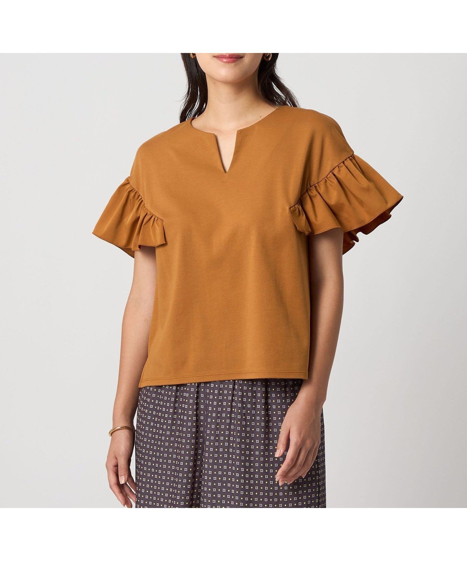 【ユナイテッドアローズ/UNITED ARROWS】のフリルスリーブ キーネックカットソー A DAY IN THE LIFE 人気、トレンドファッション・服の通販 founy(ファニー) 　ファッション　Fashion　レディースファッション　Fashion for Women　トップス・カットソー　Cut & Sew Tops　カットソー・ベーシックTシャツ　Cut-and-Sewn Tops / Stretch Tees & Basics　おすすめ　Recommended / Our Picks　カットソー　Cut and Sewn Top　スラックス　Slacks, Dress Pants　スリーブ　Sleeve, Long Sleeve / Short Sleeve　タフタ　Taffeta, Structured Fabric　フリル　Frill, Ruffle　プリント　Print, Printed Pattern　リゾート　Resort, Vacation Style　エレガント 上品　Elegant　ビジネス 仕事 通勤　Business / Work / Commuting　 other-1|ID: prp329100004586182 ipo3291000000033438355