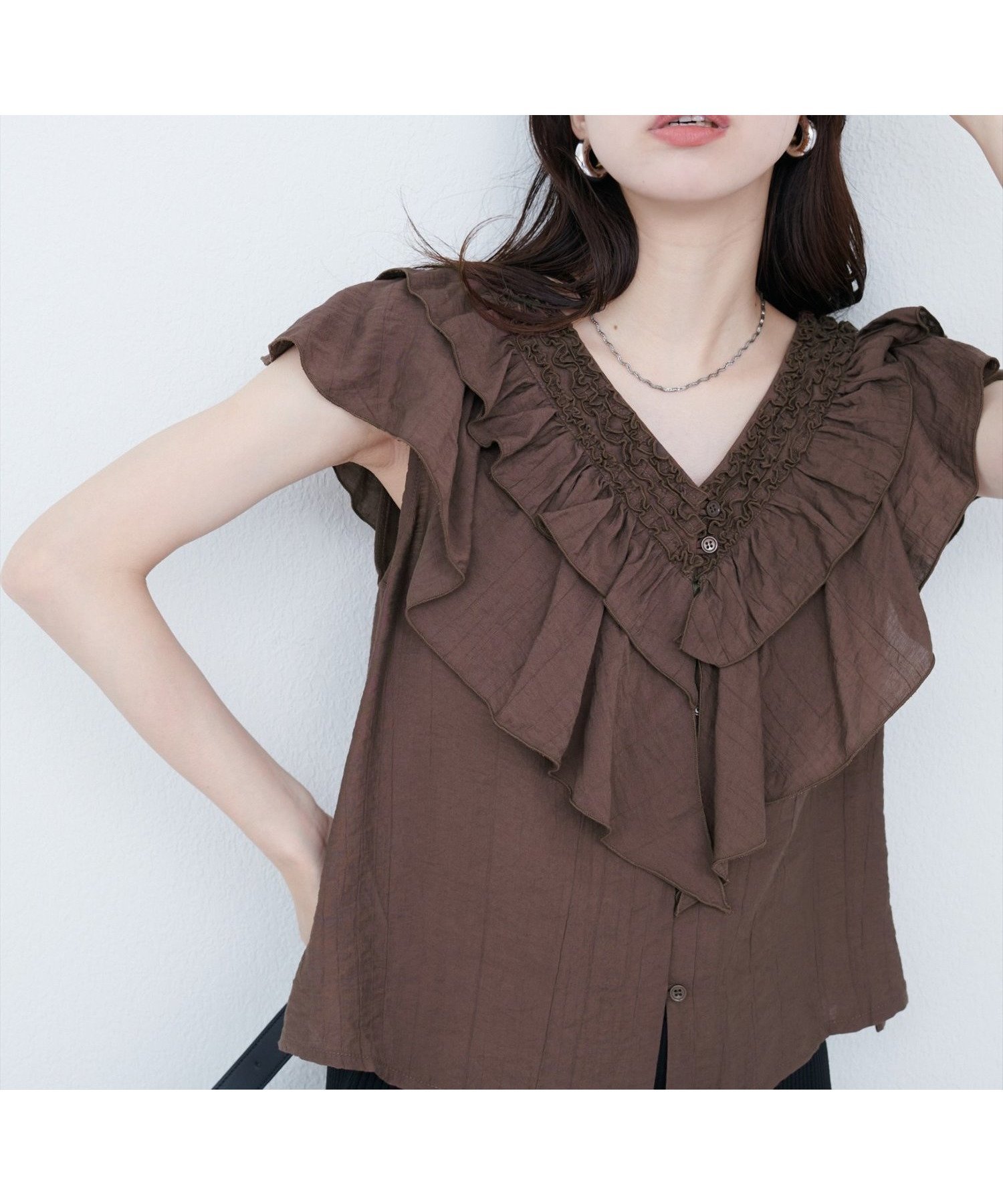 【ナチュラルクチュール/natural couture】のフリルVネックブラウス 人気、トレンドファッション・服の通販 founy(ファニー) 　ファッション　Fashion　レディースファッション　WOMEN　トップス・カットソー　Tops/Tshirt　シャツ/ブラウス　Shirts/Blouses　Vネック　V-Neck　2025年　2025　2025春夏・S/S　Ss,Spring/Summer,2025　サンダル　Sandals　スニーカー　Sneakers　デニム　Denim　フェミニン　Feminine　フリル　Frills　フレア　Flare　フロント　Front　リラックス　Relax　レース　Race　エレガント 上品　Elegant　 other-1|ID: prp329100004586353 ipo3291000000032521428