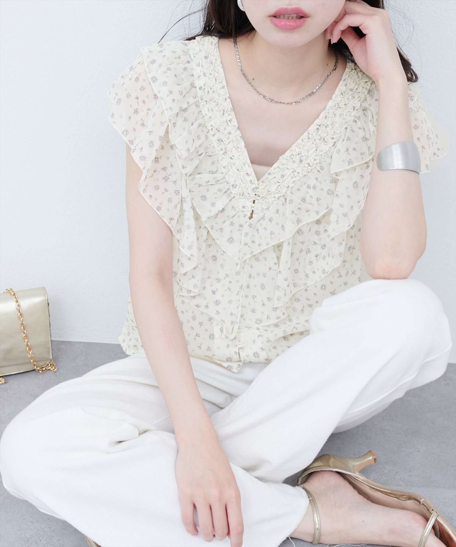 【ナチュラルクチュール/natural couture】のフリルVネックブラウス インテリア・キッズ・メンズ・レディースファッション・服の通販 founy(ファニー) 　ファッション　Fashion　レディースファッション　WOMEN　トップス・カットソー　Tops/Tshirt　シャツ/ブラウス　Shirts/Blouses　Vネック　V-Neck　2025年　2025　2025春夏・S/S　Ss,Spring/Summer,2025　サンダル　Sandals　スニーカー　Sneakers　デニム　Denim　フェミニン　Feminine　フリル　Frills　フレア　Flare　フロント　Front　リラックス　Relax　レース　Race　エレガント 上品　Elegant　その他1|ID: prp329100004586353 ipo3291000000032521430