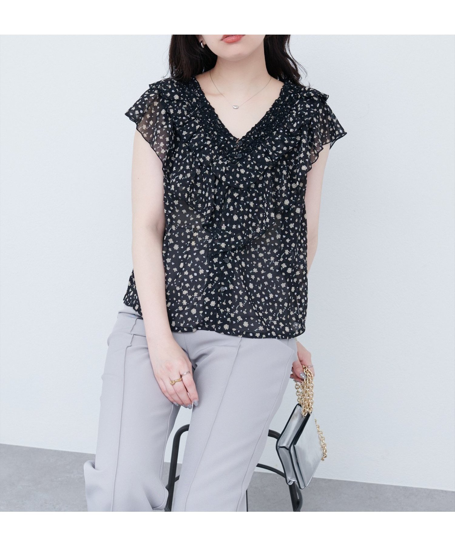 【ナチュラルクチュール/natural couture】のフリルVネックブラウス インテリア・キッズ・メンズ・レディースファッション・服の通販 founy(ファニー) 　ファッション　Fashion　レディースファッション　WOMEN　トップス・カットソー　Tops/Tshirt　シャツ/ブラウス　Shirts/Blouses　Vネック　V-Neck　2025年　2025　2025春夏・S/S　Ss,Spring/Summer,2025　サンダル　Sandals　スニーカー　Sneakers　デニム　Denim　フェミニン　Feminine　フリル　Frills　フレア　Flare　フロント　Front　リラックス　Relax　レース　Race　エレガント 上品　Elegant　その他2|ID: prp329100004586353 ipo3291000000032521431