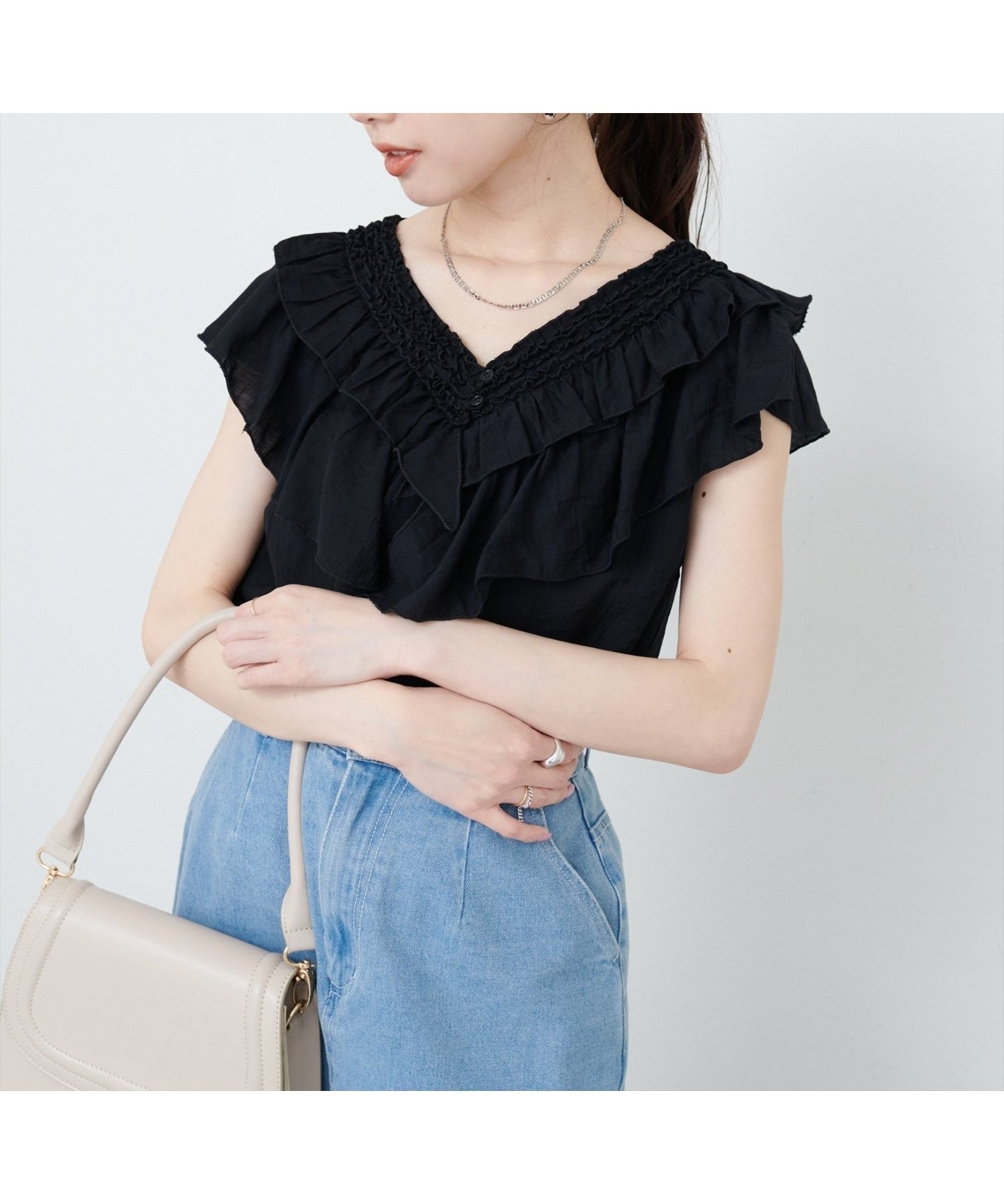 【ナチュラルクチュール/natural couture】のフリルVネックブラウス インテリア・キッズ・メンズ・レディースファッション・服の通販 founy(ファニー) 　ファッション　Fashion　レディースファッション　WOMEN　トップス・カットソー　Tops/Tshirt　シャツ/ブラウス　Shirts/Blouses　Vネック　V-Neck　2025年　2025　2025春夏・S/S　Ss,Spring/Summer,2025　サンダル　Sandals　スニーカー　Sneakers　デニム　Denim　フェミニン　Feminine　フリル　Frills　フレア　Flare　フロント　Front　リラックス　Relax　レース　Race　エレガント 上品　Elegant　ブラック|ID: prp329100004586353 ipo3291000000032521433