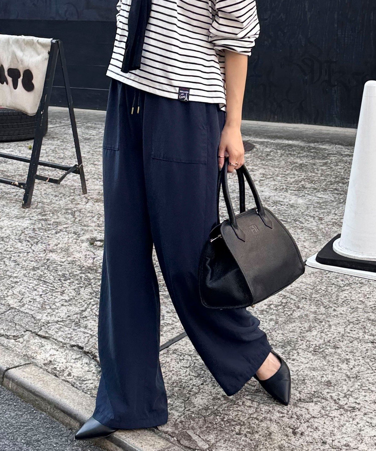 【その他のブランド/Other】のシルキーリネンイージーパンツ インテリア・キッズ・メンズ・レディースファッション・服の通販 founy(ファニー) 　ファッション　Fashion　レディースファッション　Fashion for Women　パンツ　Pants & Trousers　2025年　2025　2025春夏・S/S　Spring/Summer 2025 SS25　ポケット　Pocket, Pocket Detail　リネン　Linen, Linen Fabric　エレガント 上品　Elegant　ビジネス 仕事 通勤　Business / Work / Commuting　ネイビー|ID: prp329100004586506 ipo3291000000032711301