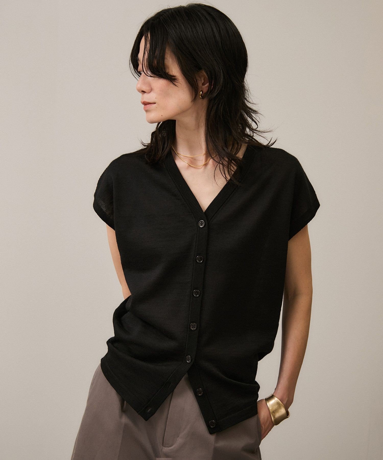 【サロン アダム エ ロペ/SALON adam et rope'】のリネンVネック2WAYCD インテリア・キッズ・メンズ・レディースファッション・服の通販 founy(ファニー) 　ファッション　Fashion　レディースファッション　Ladies' Fashion Online　トップス・カットソー　Tops/Tshirt　Vネック　V-Neck　カーディガン　Cardigan　スラックス　Slacks　スリーブ　Sleeve　ノースリーブ　No Sleeve　フォルム　Form　フレンチ　French　フロント　Front　ボトム　Bottom　ポケット　Pocket　リネン　Linen　おすすめ　Recommend　夏　Summer　エレガント 上品　Elegant　ビジネス 仕事 通勤　Business　ブラック(01)|ID: prp329100004586924 ipo3291000000032668444