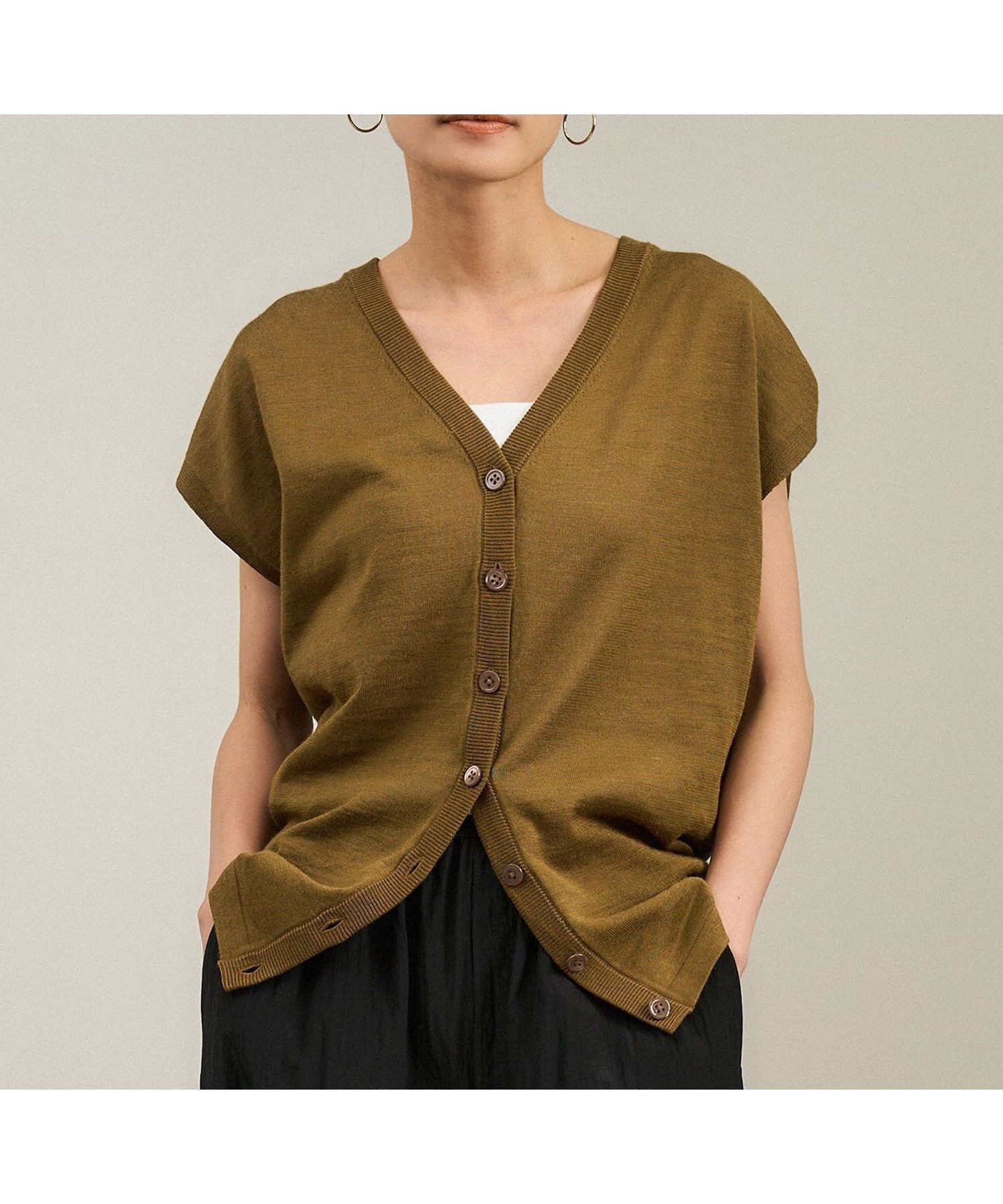 【サロン アダム エ ロペ/SALON adam et rope'】のリネンVネック2WAYCD インテリア・キッズ・メンズ・レディースファッション・服の通販 founy(ファニー) 　ファッション　Fashion　レディースファッション　Ladies' Fashion Online　トップス・カットソー　Tops/Tshirt　Vネック　V-Neck　カーディガン　Cardigan　スラックス　Slacks　スリーブ　Sleeve　ノースリーブ　No Sleeve　フォルム　Form　フレンチ　French　フロント　Front　ボトム　Bottom　ポケット　Pocket　リネン　Linen　おすすめ　Recommend　夏　Summer　エレガント 上品　Elegant　ビジネス 仕事 通勤　Business　カーキ(36)|ID: prp329100004586924 ipo3291000000032668446