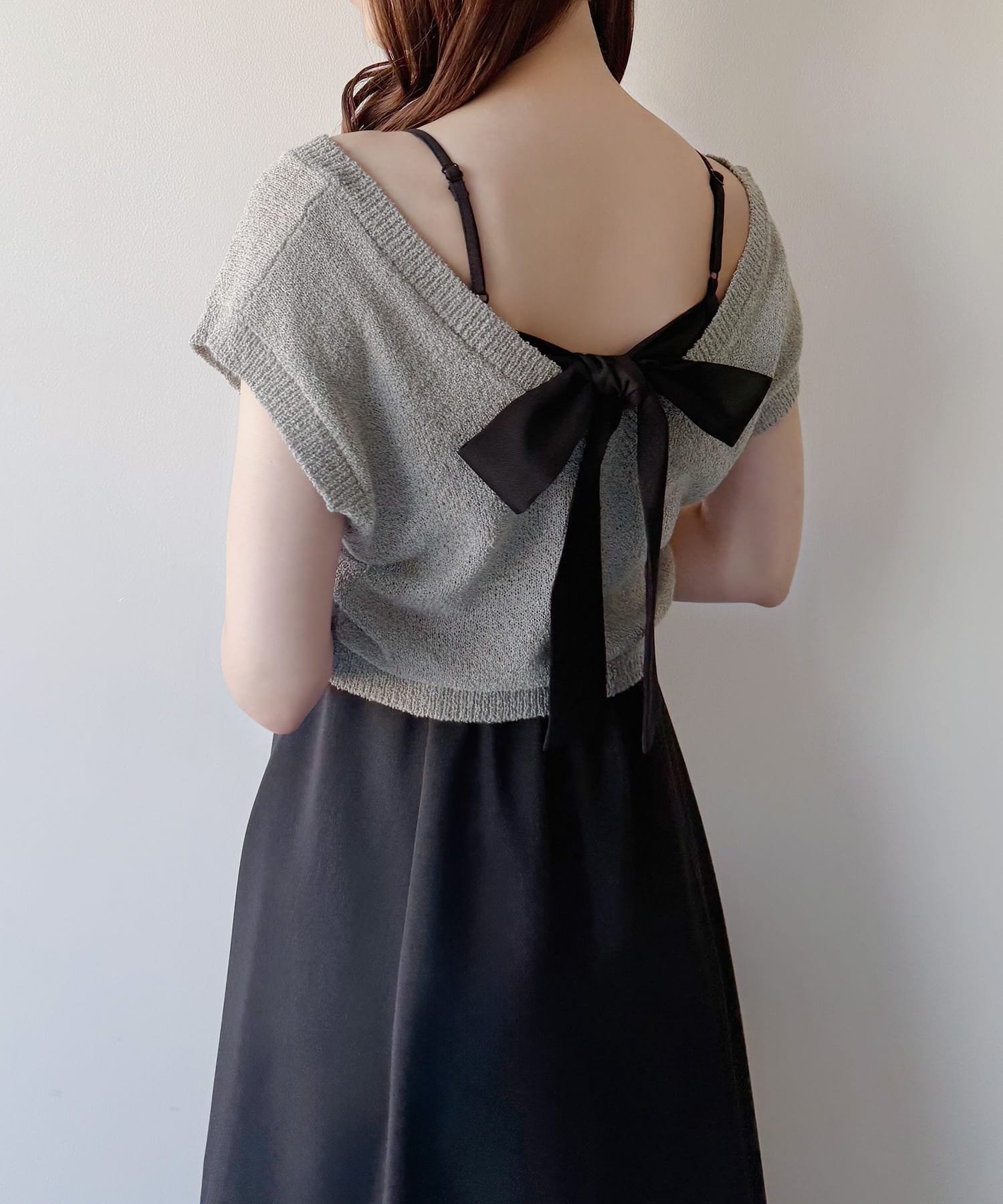 【ジュノア/JUNOAH】のmipiarl ラメニットベスト+バックリボンキャミワンピースset インテリア・キッズ・メンズ・レディースファッション・服の通販 founy(ファニー) 　ファッション　Fashion　レディースファッション　Ladies' Fashion Online　アウター　Coat Outerwear　ワンピース　Dress　キャミワンピース　No Sleeve Dresses　アクリル　Acrylic　グレー|ID: prp329100004586979 ipo3291000000032528394