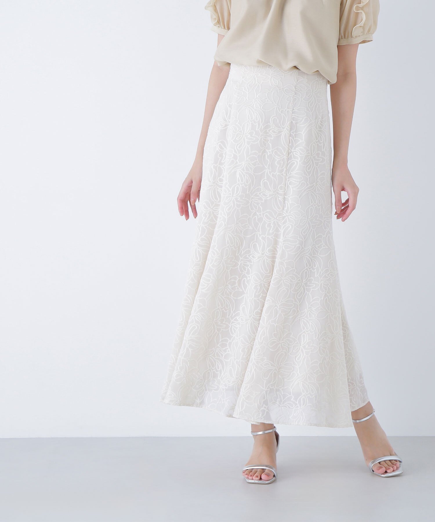 【ナチュラル ビューティー ベーシック/NATURAL BEAUTY BASIC】のフラワー刺繍マーメイドスカート インテリア・キッズ・メンズ・レディースファッション・服の通販 founy(ファニー) 　ファッション　Fashion　レディースファッション　Fashion for Women　スカート　Skirts　シアー　Sheer, See-Through　フラワー　Flower, Floral　マーメイド　Mermaid, Fishtail Silhouette　エレガント 上品　Elegant　オフホワイト1|ID: prp329100004587019 ipo3291000000033196819