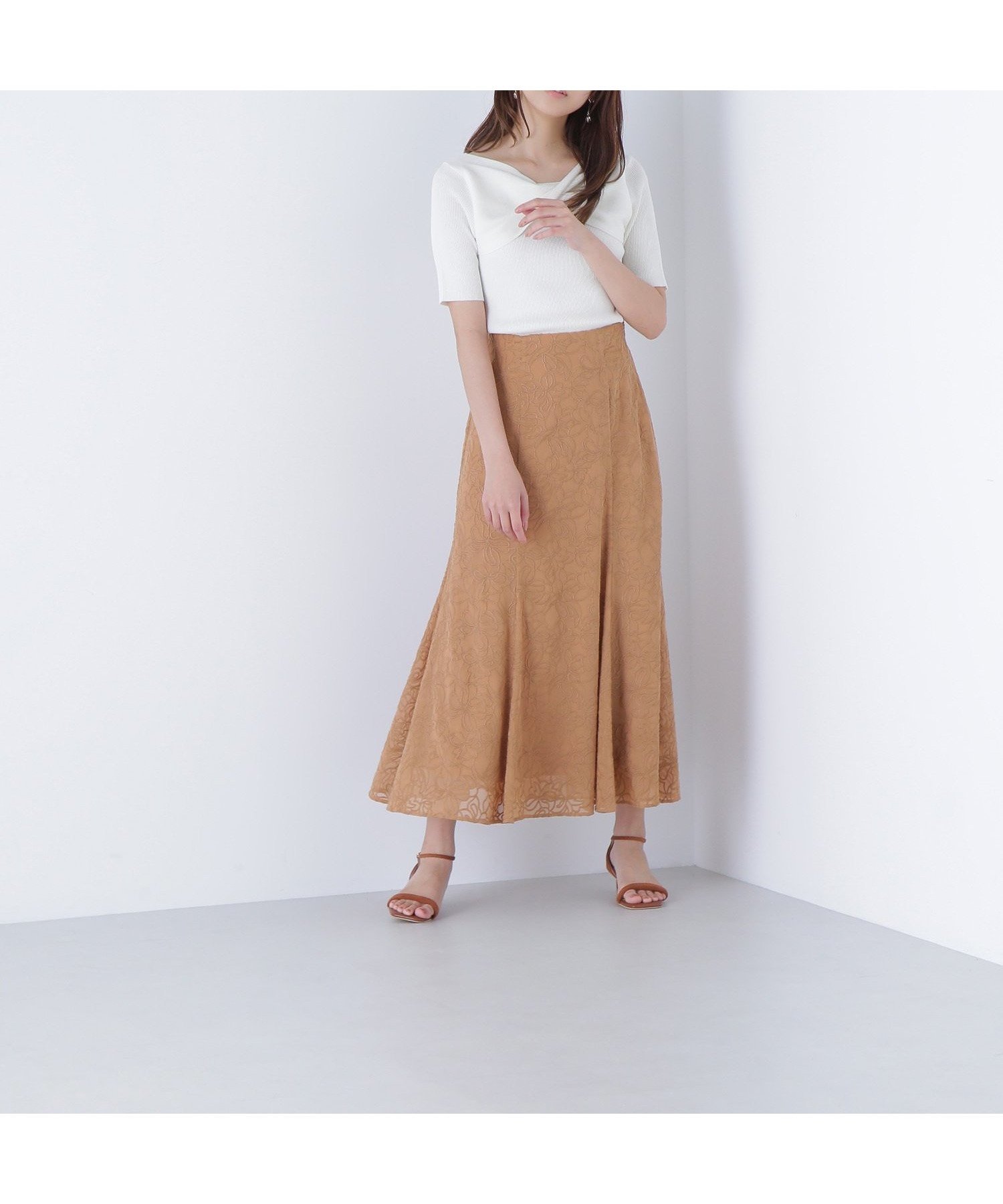 【ナチュラル ビューティー ベーシック/NATURAL BEAUTY BASIC】のフラワー刺繍マーメイドスカート インテリア・キッズ・メンズ・レディースファッション・服の通販 founy(ファニー) 　ファッション　Fashion　レディースファッション　Fashion for Women　スカート　Skirts　シアー　Sheer, See-Through　フラワー　Flower, Floral　マーメイド　Mermaid, Fishtail Silhouette　エレガント 上品　Elegant　キャメル1|ID: prp329100004587019 ipo3291000000033196820