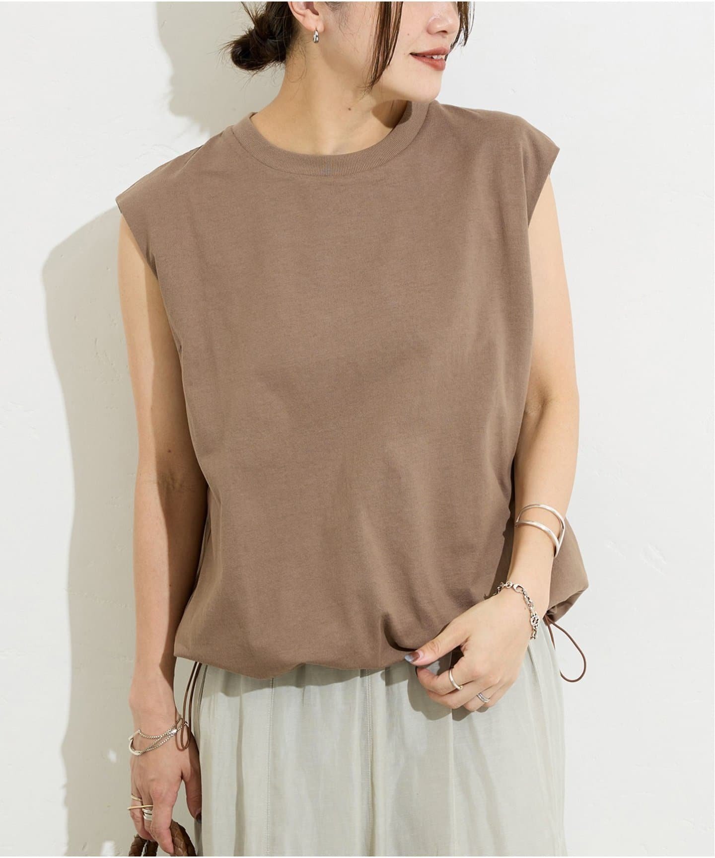 【ジャーナルスタンダード/JOURNAL STANDARD】の《追加 》シャーリングノースリーブTシャツ インテリア・キッズ・メンズ・レディースファッション・服の通販 founy(ファニー) 　ファッション　Fashion　レディースファッション　Ladies' Fashion Online　トップス・カットソー　Tops/Tshirt　キャミソール / ノースリーブ　No Sleeves　シャツ/ブラウス　Shirts/Blouses　ロング / Tシャツ　T-Shirts　2025年　2025　2025春夏・S/S　Ss,Spring/Summer,2025　シャーリング　Shirring　ノースリーブ　No Sleeve　ブラウン B|ID: prp329100004587206 ipo3291000000032679936