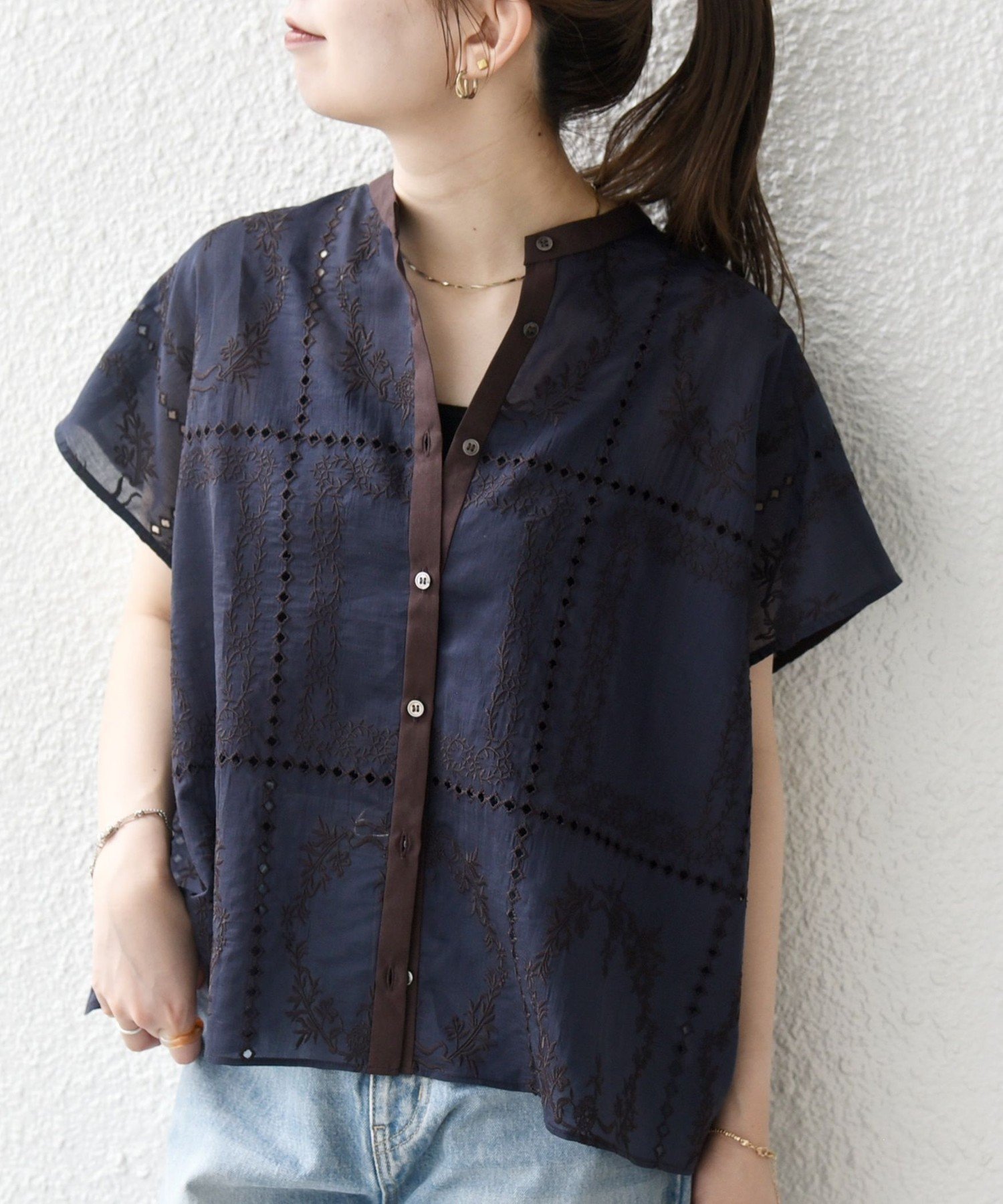 【シップス フォー ウィメン/SHIPS】のSHIPS any 手洗い可能 エンブロイダリー レース シアー フレンチスリーブ シャツ 人気、トレンドファッション・服の通販 founy(ファニー) ファッション Fashion レディースファッション Fashion for Women トップス・カットソー Cut & Sew Tops シャツ・ブラウス・オフィスカジュアル Elegant Blouses & Button-Ups アンティーク Antique-Inspired エンブロイダリー Embroidery Design 洗える Machine Washable シアー Sheer, See-Through スタンド Stand Collar, Upright Stand スリーブ Sleeve, Long Sleeve / Short Sleeve デニム Denim, Jeans Material ハンカチ Handkerchief, Hanky バランス Balance, Style Balance パイピング Piping, Trim Design フレンチ French, French Style ボックス Boxy, Box Shape ボトム Bottoms, Lower Wear レース Lace, Lace Fabric ビジネス 仕事 通勤 Business / Work / Commuting 2025年 2025 2025-2026秋冬・A/W Autumn/Winter 2025–26 AW25–26 other-1|ID: prp329100004587436 ipo3291000000034503809