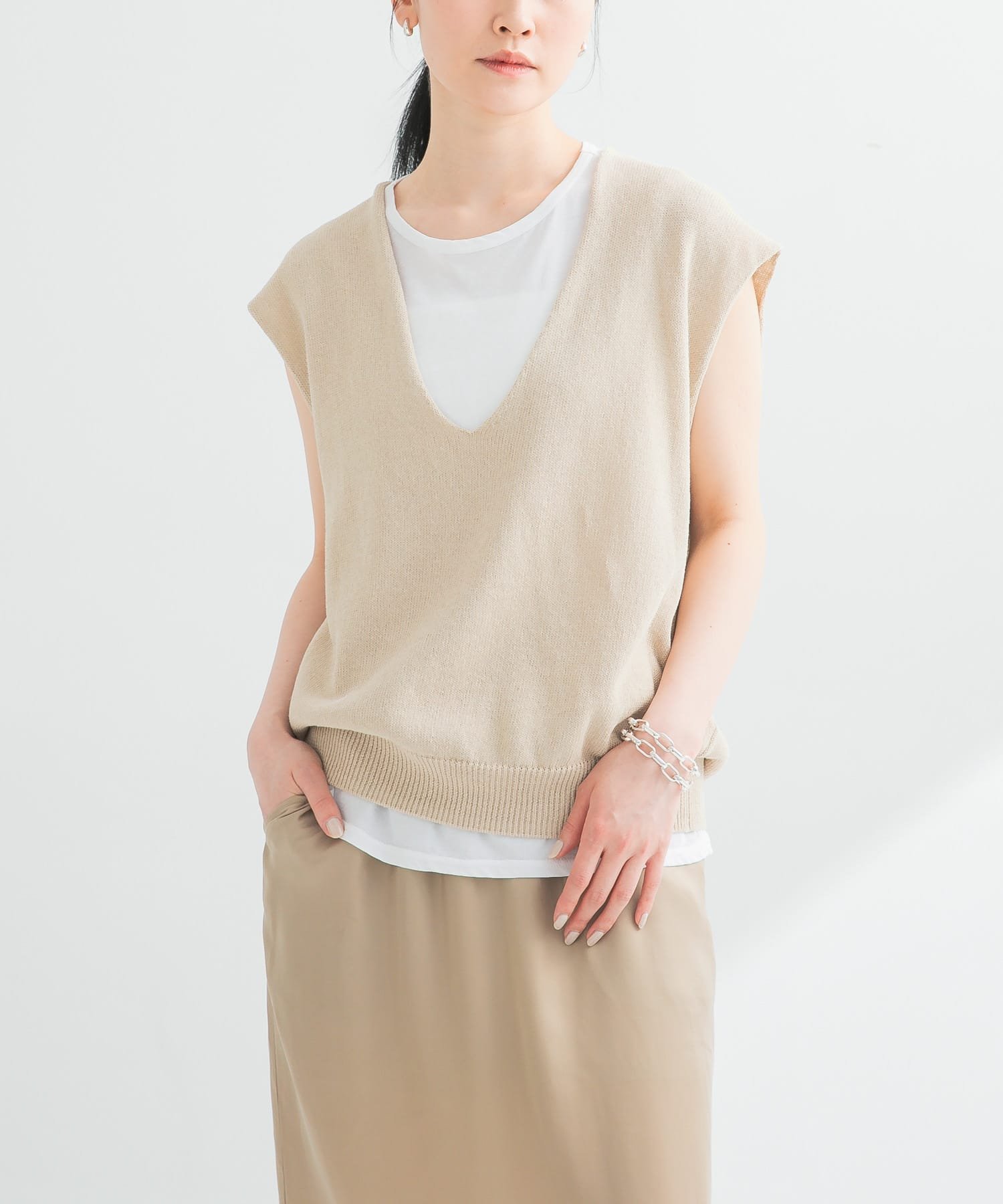 【アーバンリサーチ/URBAN RESEARCH】のリネンコットンVネックニットベスト インテリア・キッズ・メンズ・レディースファッション・服の通販 founy(ファニー) 　ファッション　Fashion　レディースファッション　Ladies' Fashion Online　アウター　Coat Outerwear　トップス・カットソー　Tops/Tshirt　ニット　Knit Tops　ベスト/ジレ　Gilets/Vests　Vネック　V-Neck　2025年　2025　2025春夏・S/S　Ss,Spring/Summer,2025　おすすめ　Recommend　インナー　Inner　キャミソール　Camisole　シンプル　Simple　スタイリッシュ　Stylish　バランス　Balance　リネン　Linen　夏　Summer　S/S・春夏　Ss・Spring/Summer　BEIGE|ID: prp329100004587466 ipo3291000000032534449
