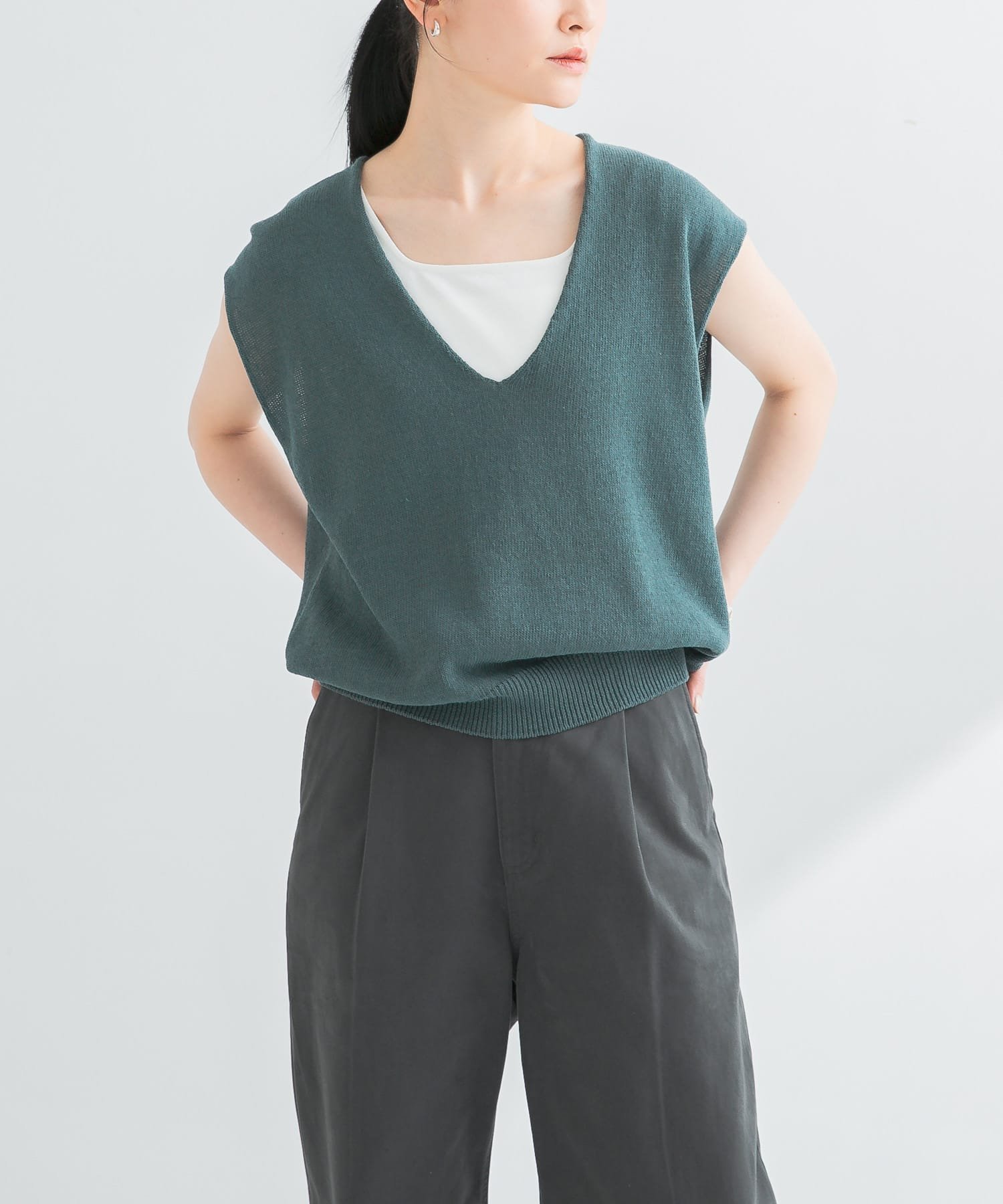 【アーバンリサーチ/URBAN RESEARCH】のリネンコットンVネックニットベスト インテリア・キッズ・メンズ・レディースファッション・服の通販 founy(ファニー) 　ファッション　Fashion　レディースファッション　Ladies' Fashion Online　アウター　Coat Outerwear　トップス・カットソー　Tops/Tshirt　ニット　Knit Tops　ベスト/ジレ　Gilets/Vests　Vネック　V-Neck　2025年　2025　2025春夏・S/S　Ss,Spring/Summer,2025　おすすめ　Recommend　インナー　Inner　キャミソール　Camisole　シンプル　Simple　スタイリッシュ　Stylish　バランス　Balance　リネン　Linen　夏　Summer　S/S・春夏　Ss・Spring/Summer　BLUE GRAY|ID: prp329100004587466 ipo3291000000032534451