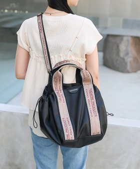 【フリークスストア/FREAK'S STORE】のTHEATRE PRODUCTS/別注 マルチウェイ フェイクレザー ジャガードテープバッグ/A4サイズ【通勤/通学】 25SS 人気、トレンドファッション・服の通販 founy(ファニー) ファッション Fashion レディースファッション Fashion for Women 巾着 Drawstring Bag, Kinchaku スペシャル Special, Limited Edition 財布 Wallet, Purse ドローコード Drawcord, Drawstring Cord フェイクレザー Faux Leather, PU Leather ポケット Pocket, Pocket Detail 別注 Limited Edition, Custom Order S/S・春夏 SS, Spring/Summer, Warm Season 夏 Summer エレガント 上品 Elegant ビジネス 仕事 通勤 Business / Work / Commuting 2025年 2025 2025春夏・S/S Spring/Summer 2025 SS25 |ID:prp329100004587932