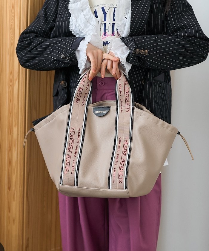 【フリークスストア/FREAK'S STORE】のTHEATRE PRODUCTS/別注 マルチウェイ フェイクレザー ジャガードテープバッグ/A4サイズ【通勤/通学】 25SS インテリア・キッズ・メンズ・レディースファッション・服の通販 founy(ファニー) 　ファッション　Fashion　レディースファッション　Fashion for Women　巾着　Drawstring Bag, Kinchaku　スペシャル　Special, Limited Edition　財布　Wallet, Purse　ドローコード　Drawcord, Drawstring Cord　フェイクレザー　Faux Leather, PU Leather　ポケット　Pocket, Pocket Detail　別注　Limited Edition, Custom Order　S/S・春夏　SS, Spring/Summer, Warm Season　夏　Summer　エレガント 上品　Elegant　ビジネス 仕事 通勤　Business / Work / Commuting　2025年　2025　2025春夏・S/S　Spring/Summer 2025 SS25　ベージュ|ID: prp329100004587932 ipo3291000000033277380