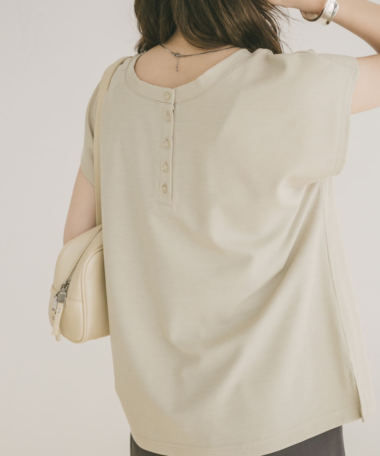 【アイテムズアーバンリサーチ/ITEMS URBAN RESEARCH】のバックボタンフレンチTシャツ インテリア・キッズ・メンズ・レディースファッション・服の通販 founy(ファニー) 　ファッション　Fashion　レディースファッション　Fashion for Women　トップス・カットソー　Cut & Sew Tops　シャツ・ブラウス・オフィスカジュアル　Elegant Blouses & Button-Ups　ロングTシャツ・Tシャツ　Longline T-Shirts & Tees　バッグ　Bags　2025年　2025　2025春夏・S/S　Spring/Summer 2025 SS25　インナー　Innerwear　コンパクト　Compact, Small Size　シンプル　Simple, Minimal　スリーブ　Sleeve, Long Sleeve / Short Sleeve　バランス　Balance, Style Balance　フレンチ　French, French Style　ベーシック　Basic, Essential　ボトム　Bottoms, Lower Wear　エレガント 上品　Elegant　夏　Summer　S/S・春夏　SS, Spring/Summer, Warm Season　L.BEG|ID: prp329100004588087 ipo3291000000033311601