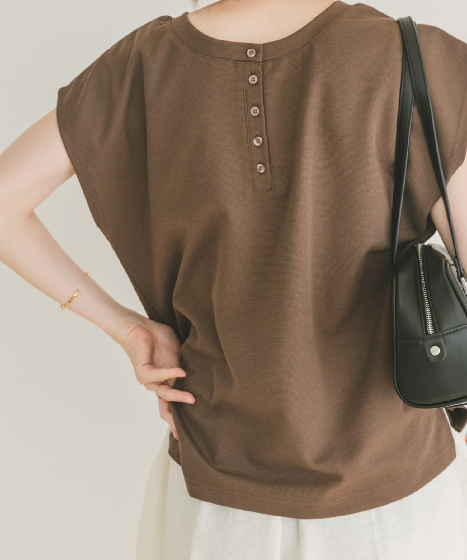 【アイテムズアーバンリサーチ/ITEMS URBAN RESEARCH】のバックボタンフレンチTシャツ インテリア・キッズ・メンズ・レディースファッション・服の通販 founy(ファニー) 　ファッション　Fashion　レディースファッション　Fashion for Women　トップス・カットソー　Cut & Sew Tops　シャツ・ブラウス・オフィスカジュアル　Elegant Blouses & Button-Ups　ロングTシャツ・Tシャツ　Longline T-Shirts & Tees　バッグ　Bags　2025年　2025　2025春夏・S/S　Spring/Summer 2025 SS25　インナー　Innerwear　コンパクト　Compact, Small Size　シンプル　Simple, Minimal　スリーブ　Sleeve, Long Sleeve / Short Sleeve　バランス　Balance, Style Balance　フレンチ　French, French Style　ベーシック　Basic, Essential　ボトム　Bottoms, Lower Wear　エレガント 上品　Elegant　夏　Summer　S/S・春夏　SS, Spring/Summer, Warm Season　BRN|ID: prp329100004588087 ipo3291000000033311607