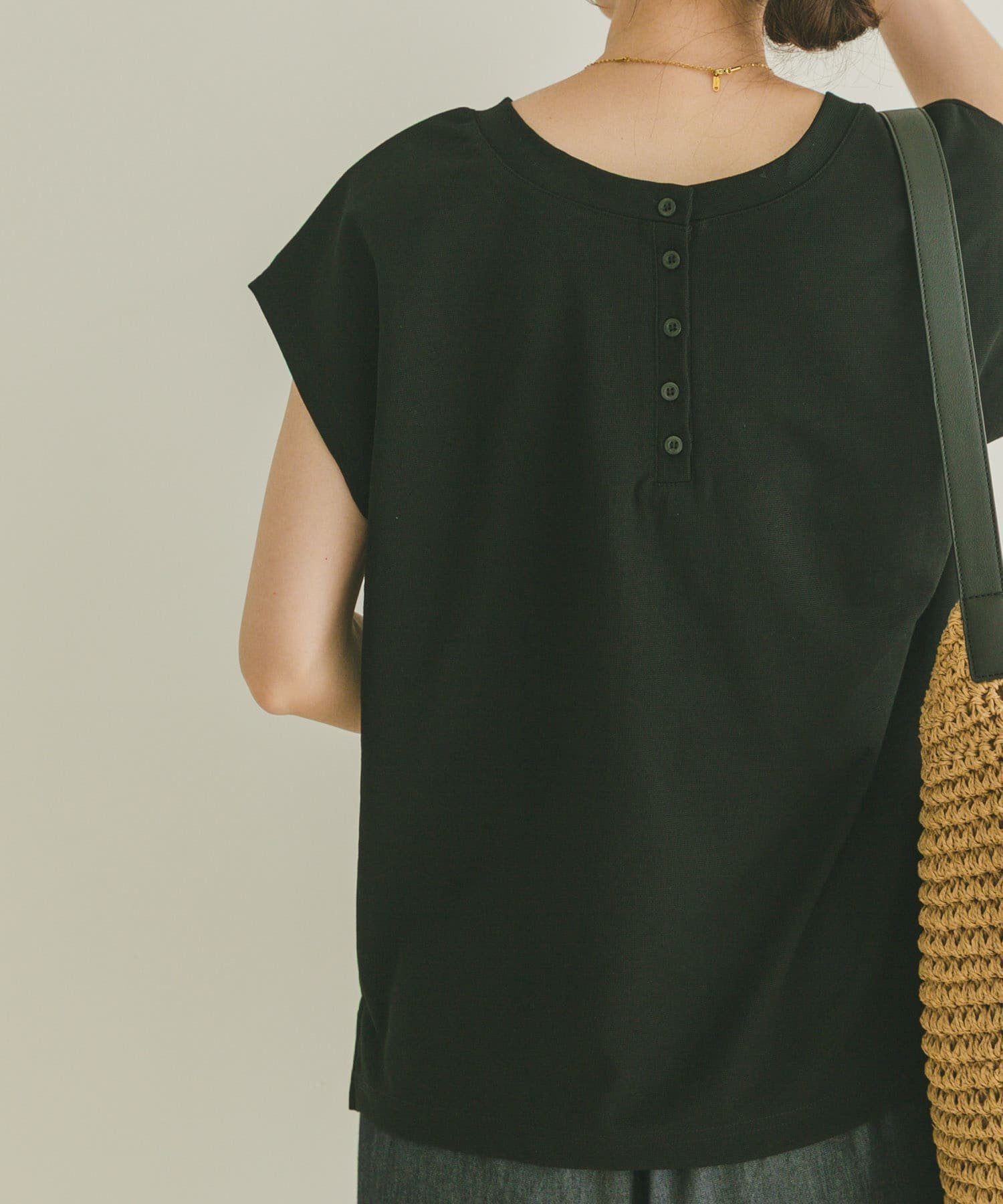 【アイテムズアーバンリサーチ/ITEMS URBAN RESEARCH】のバックボタンフレンチTシャツ インテリア・キッズ・メンズ・レディースファッション・服の通販 founy(ファニー) 　ファッション　Fashion　レディースファッション　Fashion for Women　トップス・カットソー　Cut & Sew Tops　シャツ・ブラウス・オフィスカジュアル　Elegant Blouses & Button-Ups　ロングTシャツ・Tシャツ　Longline T-Shirts & Tees　バッグ　Bags　2025年　2025　2025春夏・S/S　Spring/Summer 2025 SS25　インナー　Innerwear　コンパクト　Compact, Small Size　シンプル　Simple, Minimal　スリーブ　Sleeve, Long Sleeve / Short Sleeve　バランス　Balance, Style Balance　フレンチ　French, French Style　ベーシック　Basic, Essential　ボトム　Bottoms, Lower Wear　エレガント 上品　Elegant　夏　Summer　S/S・春夏　SS, Spring/Summer, Warm Season　BLK|ID: prp329100004588087 ipo3291000000033311610