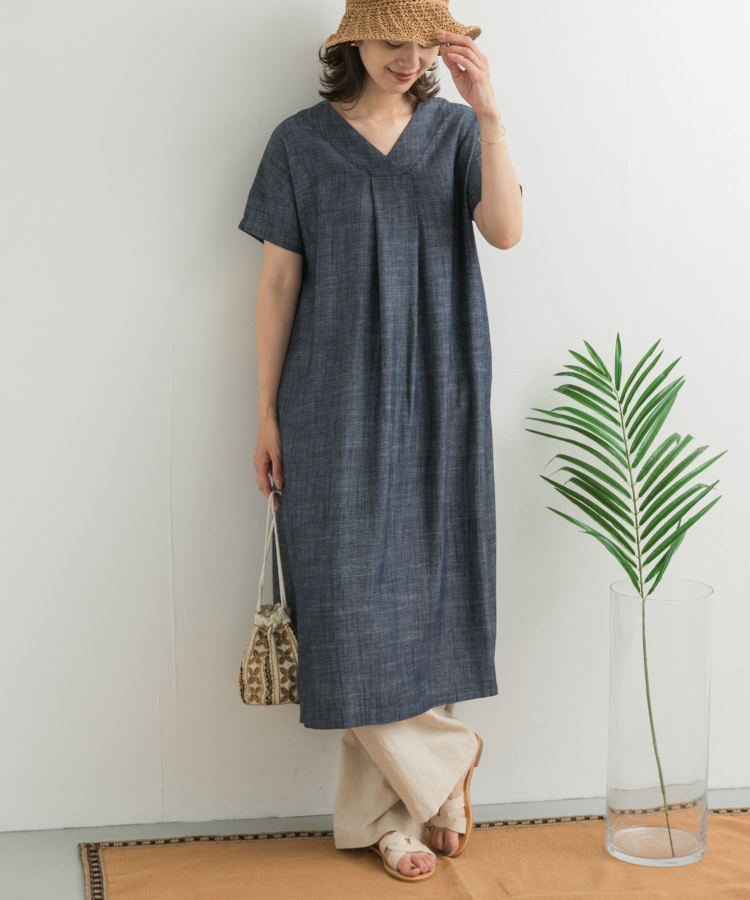 【アーバンリサーチ ドアーズ/URBAN RESEARCH DOORS】のリネン混Vネックミディワンピース インテリア・キッズ・メンズ・レディースファッション・服の通販 founy(ファニー) 　ファッション　Fashion　レディースファッション　Fashion for Women　ワンピース　Dresses　2025年　2025　2025春夏・S/S　Spring/Summer 2025 SS25　アクセサリー　Fashion Accessories　インナー　Innerwear　シンプル　Simple, Minimal　デニム　Denim, Jeans Material　リネン　Linen, Linen Fabric　エレガント 上品　Elegant　夏　Summer　S/S・春夏　SS, Spring/Summer, Warm Season　INDIGO|ID: prp329100004588133 ipo3291000000032736348