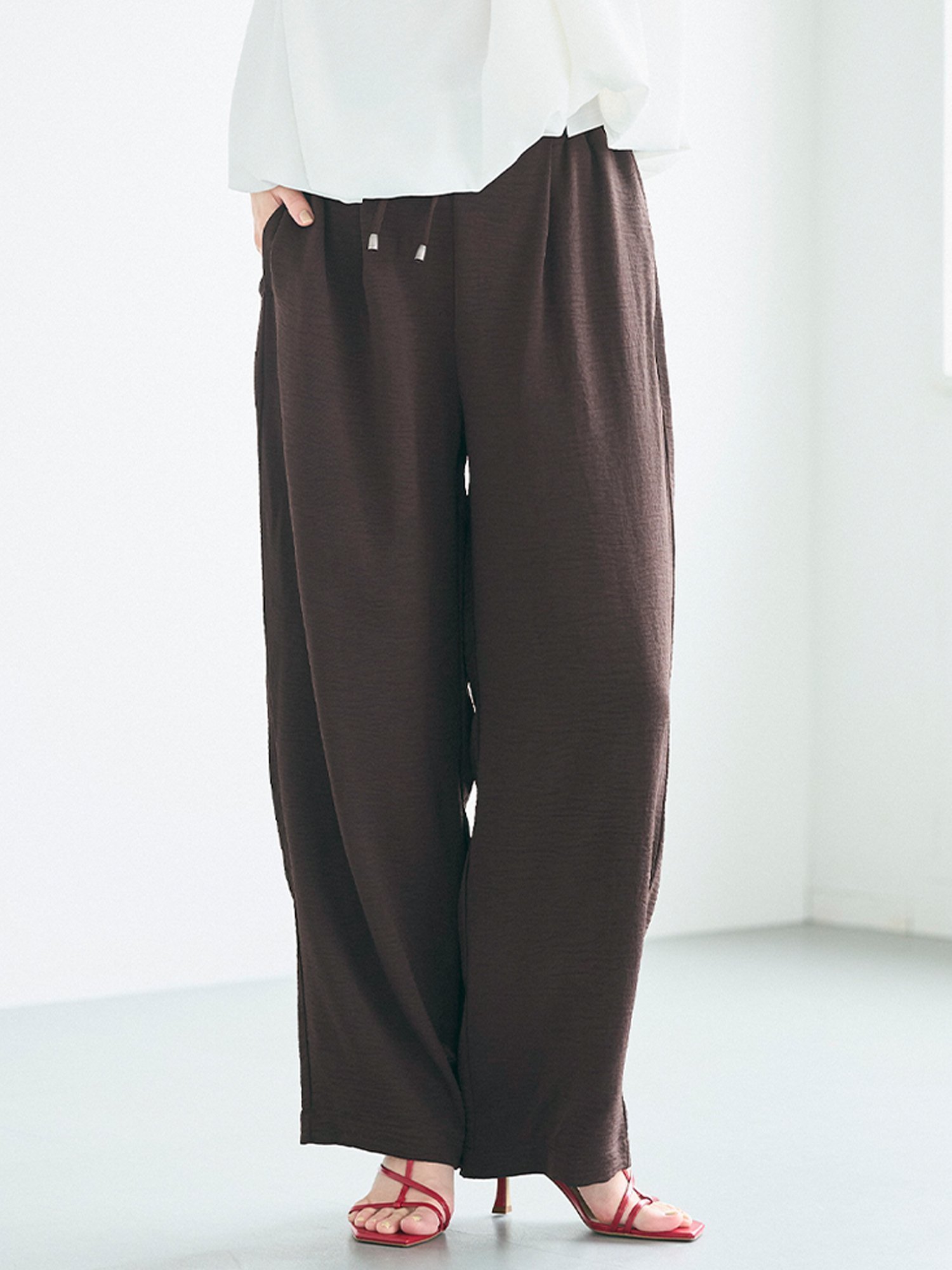 【コカ/COCA】の【吸水速乾】シボサテンライクイージーパンツ インテリア・キッズ・メンズ・レディースファッション・服の通販 founy(ファニー) 　ファッション　Fashion　レディースファッション　Fashion for Women　パンツ　Pants & Trousers　吸水　Absorbent, Quick-Dry　ストレート　Straight, Straight Cut　タンク　Tank Top, Sleeveless Top　ポケット　Pocket, Pocket Detail　無地　Plain, Solid Color　楽ちん　Easy Fit, Comfortable　夏　Summer　エレガント 上品　Elegant　2025年　2025　2025春夏・S/S　Spring/Summer 2025 SS25　Brown|ID: prp329100004588312 ipo3291000000033057927