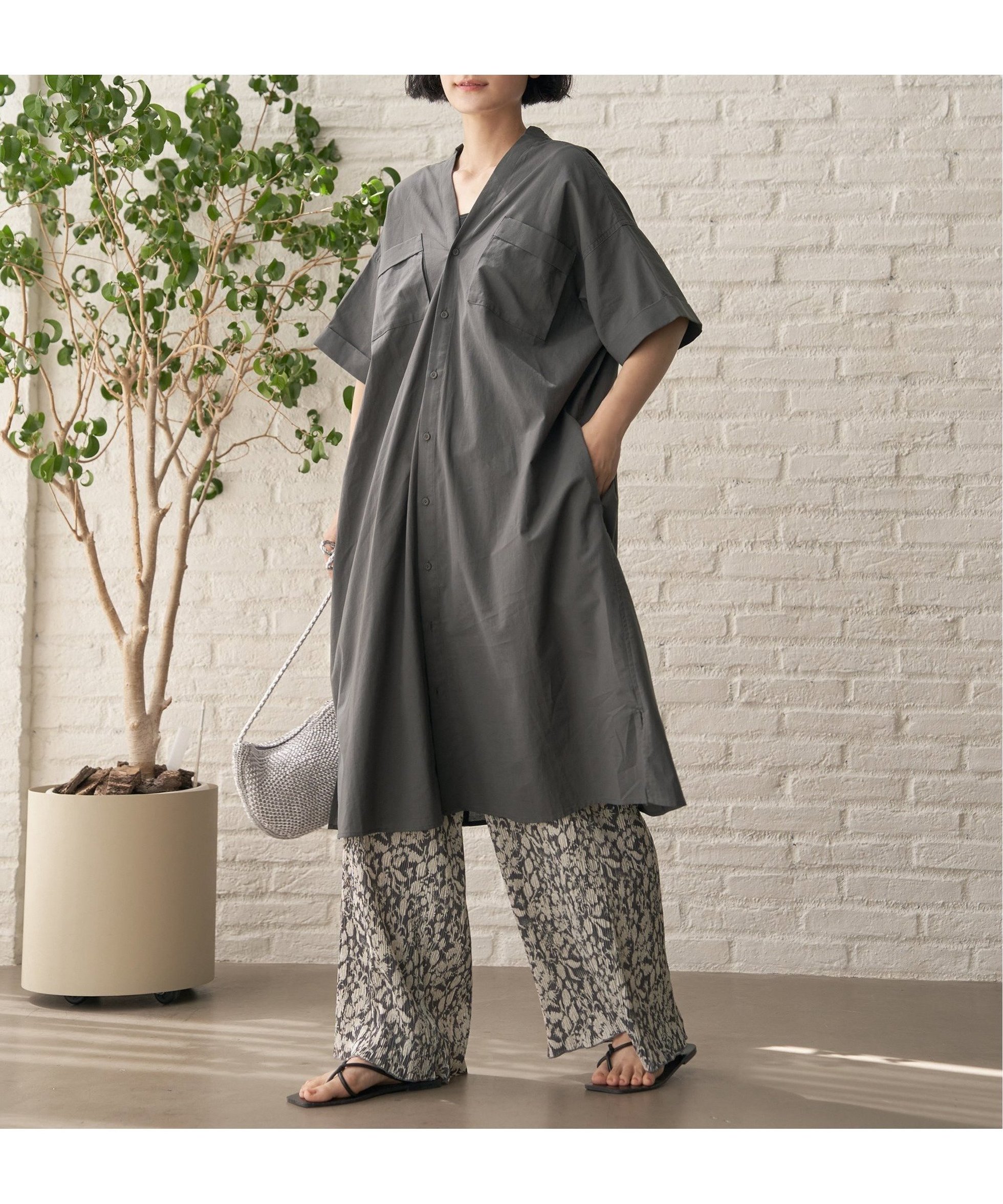 【エルビーシー/LBC】のダブルポケットVネックシャツワンピース インテリア・キッズ・メンズ・レディースファッション・服の通販 founy(ファニー) 　ファッション　Fashion　レディースファッション　Fashion for Women　ワンピース　Dresses　シャツワンピース / 1枚で着映えコーデ　Shirt Dresses　ダブル　Double, Double-Breasted　フェミニン　Feminine, Girly　ポケット　Pocket, Pocket Detail　ワーク　Workwear, Utility Style　チャコール|ID: prp329100004588732 ipo3291000000032721451
