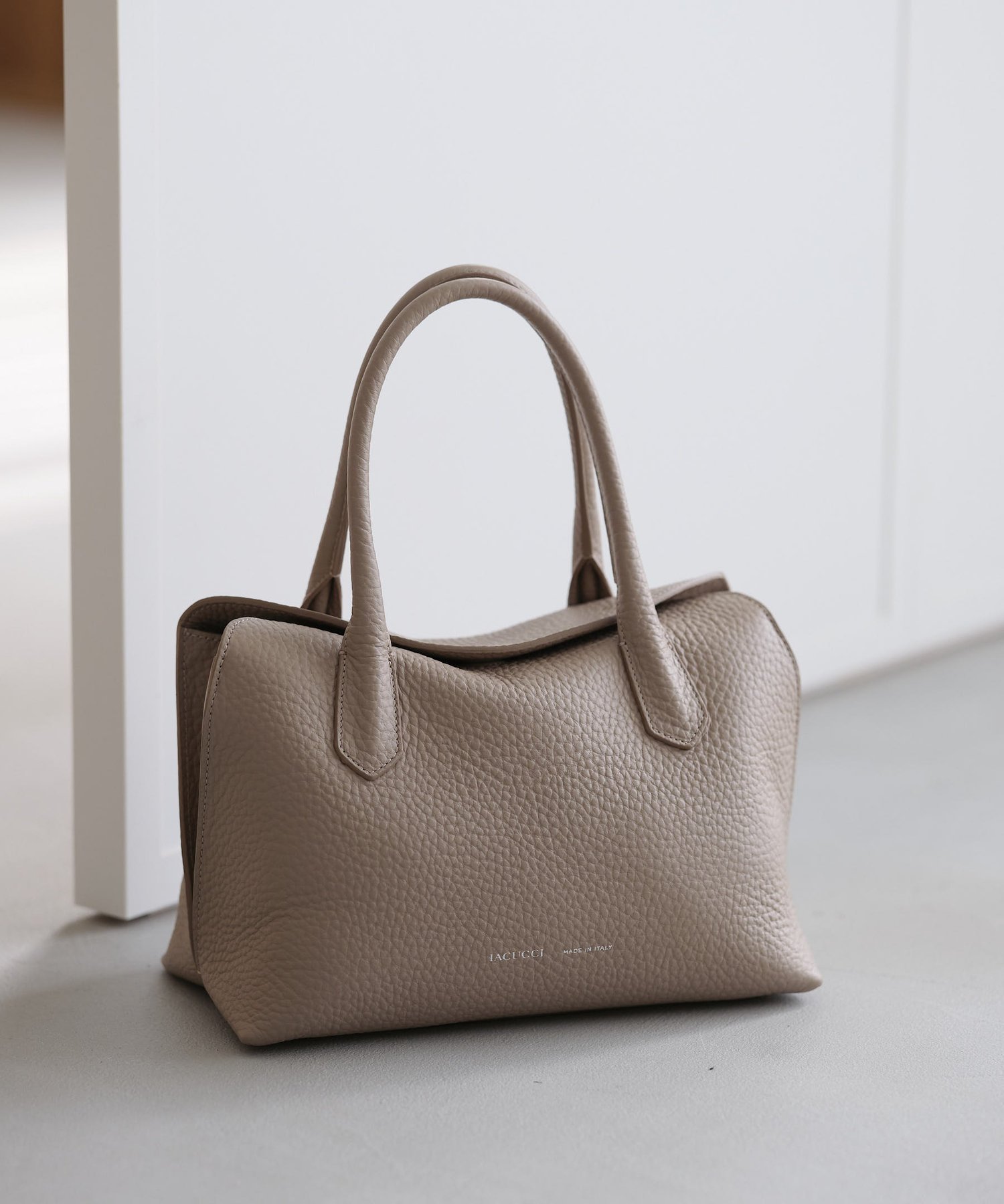 【イアクッチ/IACUCCI】の【新色登場】ラーナ M ALCE インテリア・キッズ・メンズ・レディースファッション・服の通販 founy(ファニー) 　ファッション　Fashion　レディースファッション　Ladies' Fashion Online　イタリア　Italy　コレクション　Collection　ショルダー　Shoulder　シンプル　Simple　チャーム　Charm　フォーマル　Formal　ポーチ　Pouch　マグネット　Magnet　メタル　Metal　A/W・秋冬　Aw・Autumn/Winter・Fw・Fall-Winter　ビジネス 仕事 通勤　Business　グレージュ|ID: prp329100004588786 ipo3291000000032623283