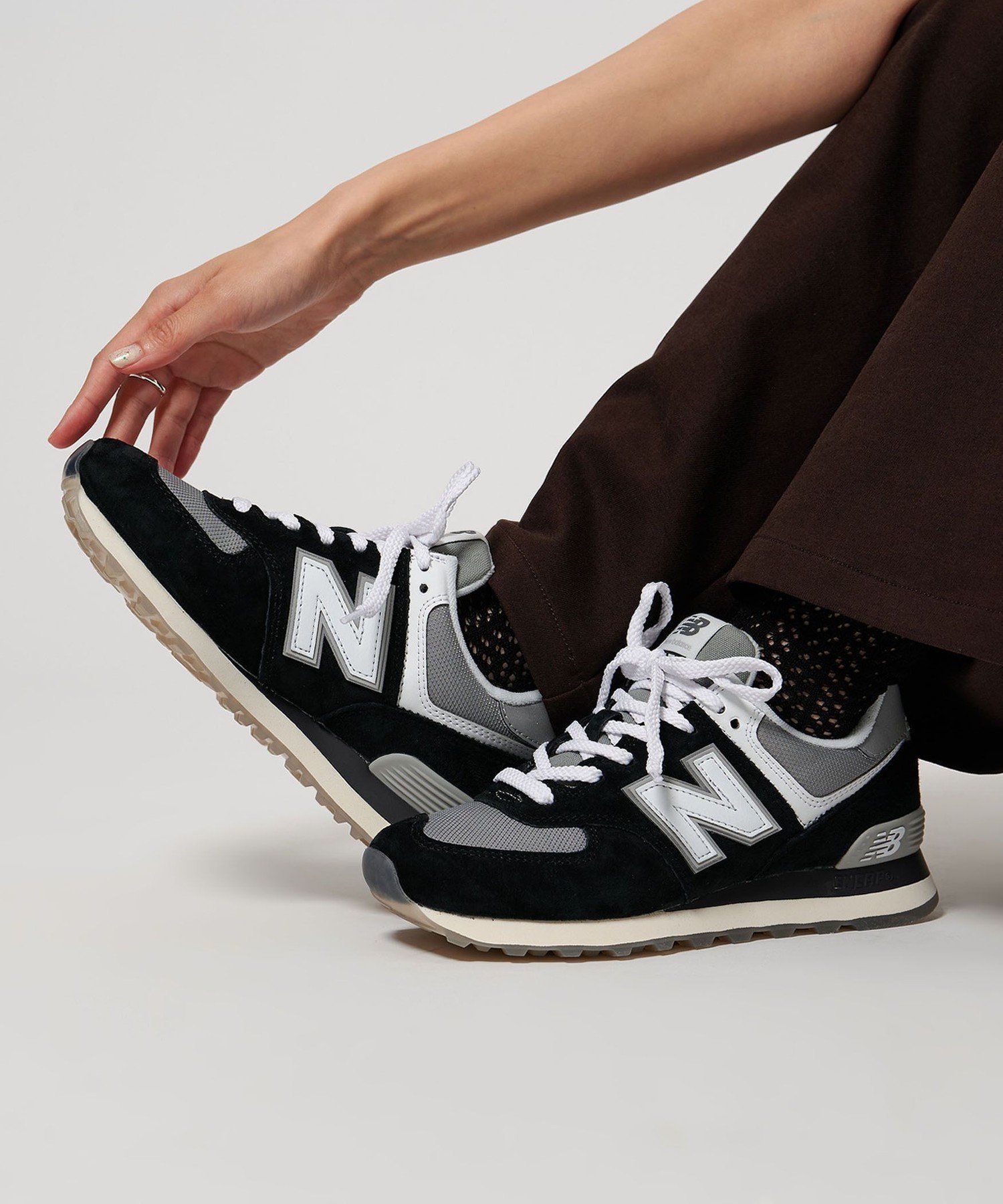 【ユナイテッドアローズ/UNITED ARROWS】のNew Balance U574/D スニーカー インテリア・キッズ・メンズ・レディースファッション・服の通販 founy(ファニー) 　ファッション　Fashion　レディースファッション　Fashion for Women　クッション　Cushion, Throw Pillow　クラシック　Classic, Timeless Style　シューズ　Shoes, Footwear　スタイリッシュ　Stylish, Fashionable　スニーカー　Sneakers, Trainers　バランス　Balance, Style Balance　フィット　Fit, Slim Fit　ベーシック　Basic, Essential　定番　Standard, Basic Item　BLACK|ID: prp329100004588861 ipo3291000000032760389