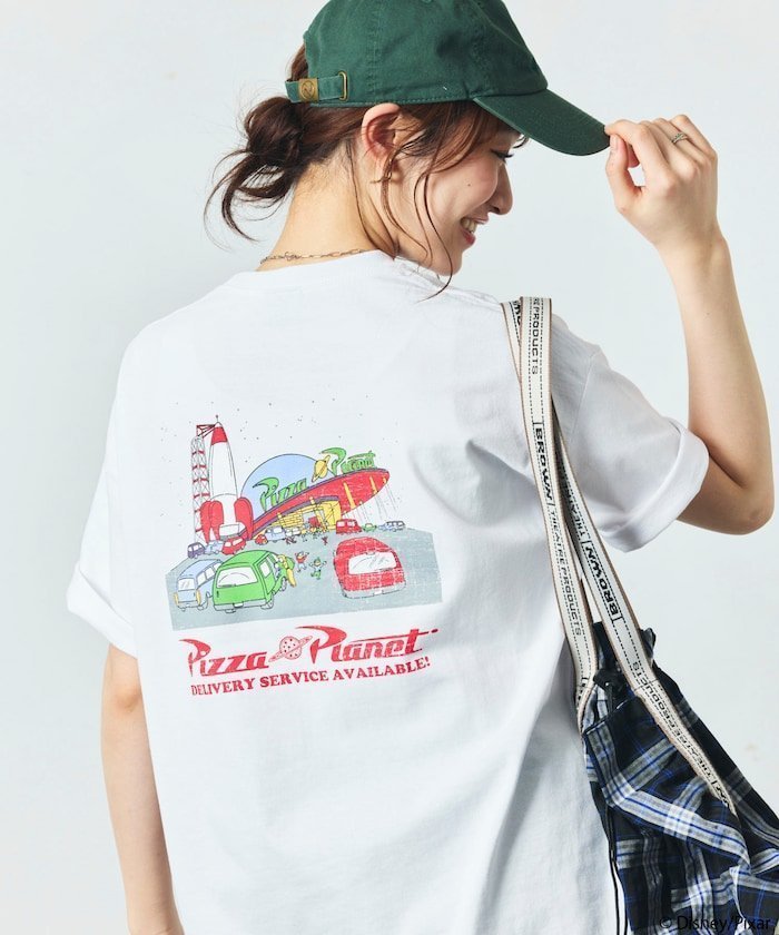 【フリークスストア/FREAK'S STORE】のTOY STORY/トイ・ストーリー 別注 ビッグシルエット バックプリント クルーネックTシャツ/Pizza Planet 【限定展開】 25SS インテリア・キッズ・メンズ・レディースファッション・服の通販 founy(ファニー) https://founy.com/ ファッション Fashion レディースファッション Fashion for Women トップス・カットソー Cut & Sew Tops シャツ・ブラウス・オフィスカジュアル Elegant Blouses & Button-Ups ロングTシャツ・Tシャツ Longline T-Shirts & Tees バッグ Bags 2025年 2025 2025春夏・S/S Spring/Summer 2025 SS25 おすすめ Recommended / Our Picks キャラクター Character, Licensed Characters グラフィック Graphic, Graphic Design シンプル Simple, Minimal デニム Denim, Jeans Material ビッグ Big, Oversized プリント Print, Printed Pattern ボトム Bottoms, Lower Wear ワンポイント One Point, Statement Accent 人気 Popular, Best Seller 別注 Limited Edition, Custom Order 夏 Summer 定番 Standard, Basic Item S/S・春夏 SS, Spring/Summer, Warm Season |ID: prp329100004589204 ipo3291000000033810053