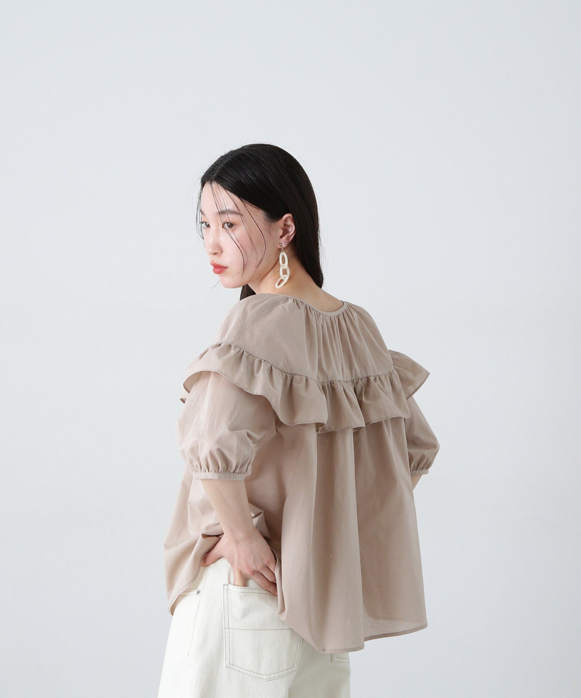 【エヌ ナチュラルビューティーベーシック/N.Natural Beauty basic】のラッフルバイカラーリボンブラウス インテリア・キッズ・メンズ・レディースファッション・服の通販 founy(ファニー) 　ファッション　Fashion　レディースファッション　Fashion for Women　トップス・カットソー　Cut & Sew Tops　シャツ・ブラウス・オフィスカジュアル　Elegant Blouses & Button-Ups　おすすめ　Recommended / Our Picks　カーゴパンツ　Cargo Pants, Utility Pants　シアー　Sheer, See-Through　デニム　Denim, Jeans Material　ラッフル　Ruffle, Frill　リボン　Ribbon, Bow　ベージュ|ID: prp329100004589416 ipo3291000000032712673