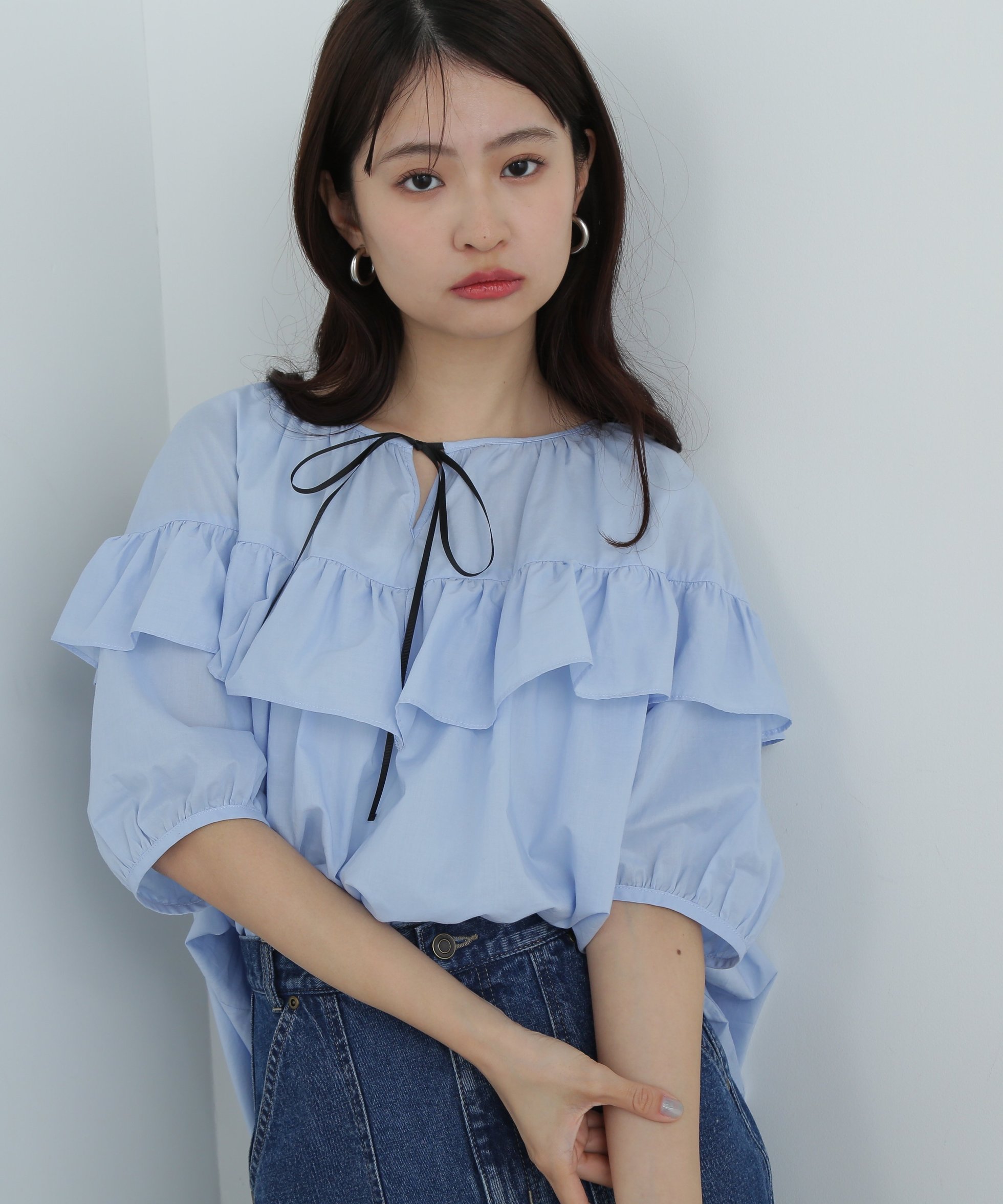 【エヌ ナチュラルビューティーベーシック/N.Natural Beauty basic】のラッフルバイカラーリボンブラウス インテリア・キッズ・メンズ・レディースファッション・服の通販 founy(ファニー) 　ファッション　Fashion　レディースファッション　Fashion for Women　トップス・カットソー　Cut & Sew Tops　シャツ・ブラウス・オフィスカジュアル　Elegant Blouses & Button-Ups　おすすめ　Recommended / Our Picks　カーゴパンツ　Cargo Pants, Utility Pants　シアー　Sheer, See-Through　デニム　Denim, Jeans Material　ラッフル　Ruffle, Frill　リボン　Ribbon, Bow　ブルー|ID: prp329100004589416 ipo3291000000032712678