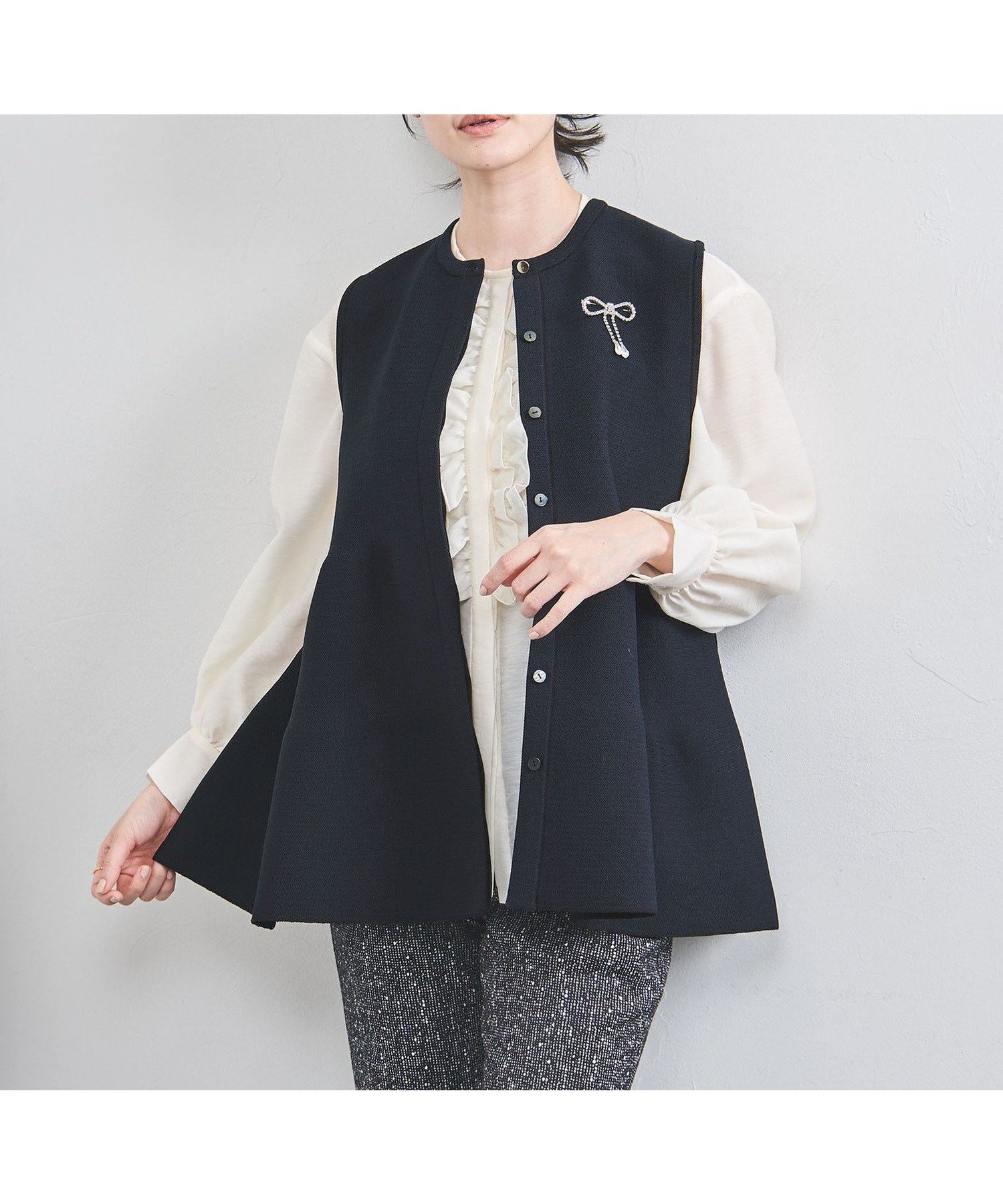 【ユナイテッドアローズ/UNITED ARROWS】のP リボンブローチ ニットベスト インテリア・キッズ・メンズ・レディースファッション・服の通販 founy(ファニー) 　ファッション　Fashion　レディースファッション　Fashion for Women　アウター　Coat / Outerwear Collection　トップス・カットソー　Cut & Sew Tops　ニット　Knit Tops & Sweaters　ベスト&ジレ / 重ね着スタイル　Vests & Gilets　インナー　Innerwear　春　Spring　カットソー　Cut and Sewn Top　ティアード　Tiered, Tiered Style　ノースリーブ　Sleeveless, No-Sleeve　人気　Popular, Best Seller　ブローチ　Brooch, Pin Brooch　ベスト　Vest, Waistcoat　ペプラム　Peplum, Flared Hem　メタル　Metal, Metal Parts　リボン　Ribbon, Bow　NAVY|ID: prp329100004589577 ipo3291000000033601579