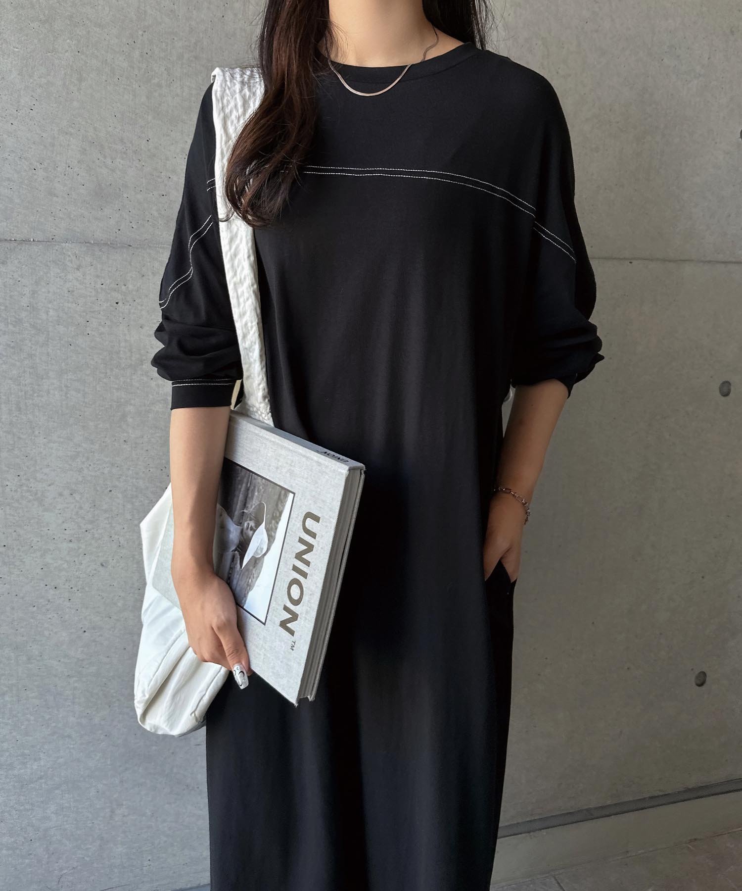 【その他のブランド/Other】の配色ステッチ オーバーサイズ 長袖 Tシャツ ワンピース インテリア・キッズ・メンズ・レディースファッション・服の通販 founy(ファニー) 　ファッション　Fashion　レディースファッション　Fashion for Women　ワンピース　Dresses　シャツワンピース / 1枚で着映えコーデ　Shirt Dresses　スリット　Slit, Slit Detail　ポケット　Pocket, Pocket Detail　切替　Switching, Contrast Panel　楽ちん　Easy Fit, Comfortable　長袖　Long Sleeve, Full Sleeve　ブラック|ID: prp329100004589894 ipo3291000000032896051