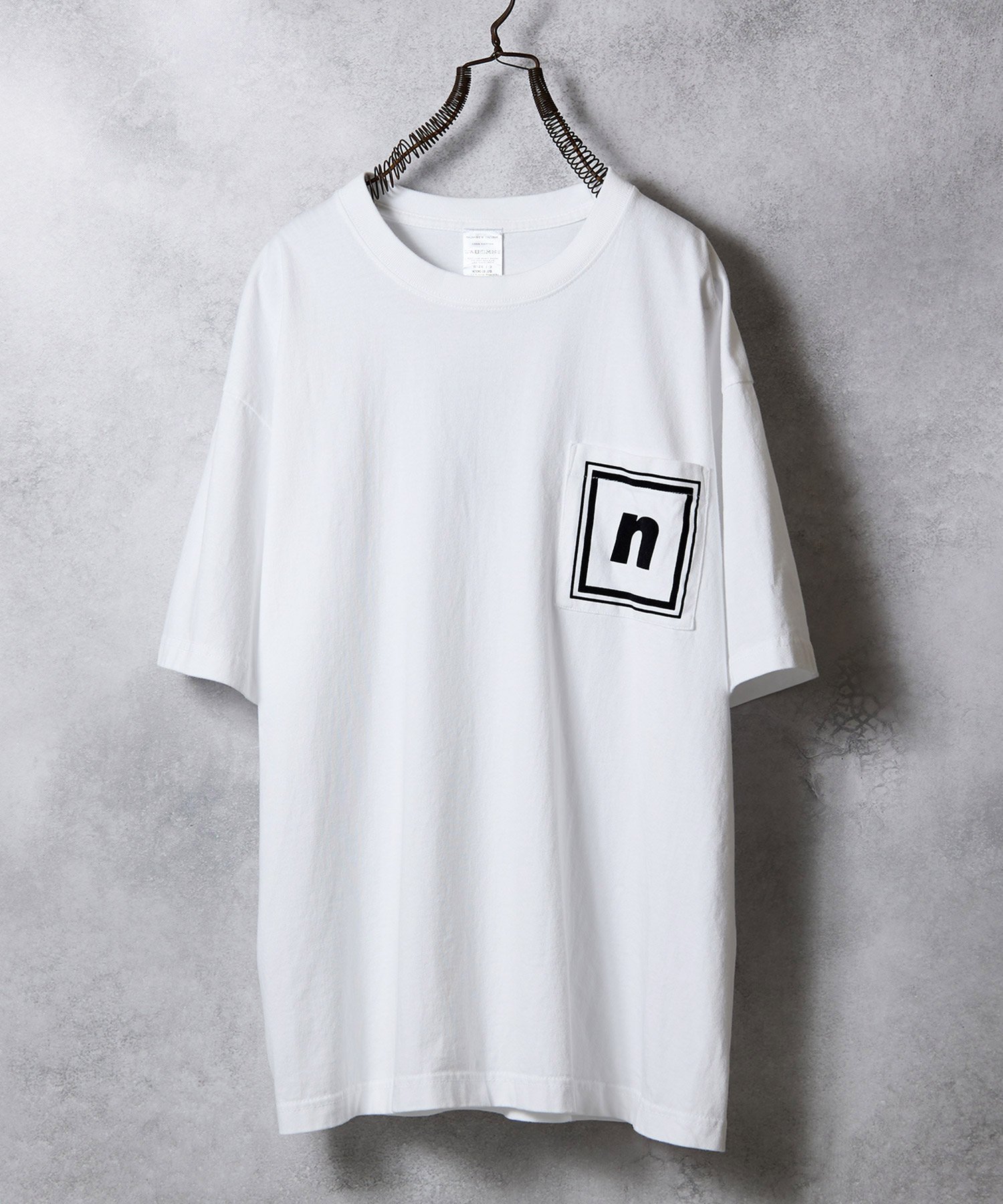 【ナンバー/Number】のn BOX LOGO PRINTED POCKET T-SHIRT インテリア・キッズ・メンズ・レディースファッション・服の通販 founy(ファニー) 　ファッション　Fashion　レディースファッション　Fashion for Women　トップス・カットソー　Cut & Sew Tops　シャツ・ブラウス・オフィスカジュアル　Elegant Blouses & Button-Ups　ロングTシャツ・Tシャツ　Longline T-Shirts & Tees　ウォッシュ　Washed Finish　ジップアップ　Zip-Up, Full Zip　ジャケット　Jacket, Outerwear　スタンダード　Standard, Basic　スラックス　Slacks, Dress Pants　セットアップ　Set-Up, Coordinated Outfit　ダメージ　Distressed, Destroyed　デニム　Denim, Jeans Material　定番　Standard, Basic Item　パーカー　Hoodie, Parka　プリント　Print, Printed Pattern　ベーシック　Basic, Essential　ポケット　Pocket, Pocket Detail　無地　Plain, Solid Color　ワイド　Wide, Wide Fit　ワンポイント　One Point, Statement Accent　おすすめ　Recommended / Our Picks　WHITE|ID: prp329100004590082 ipo3291000000032741908