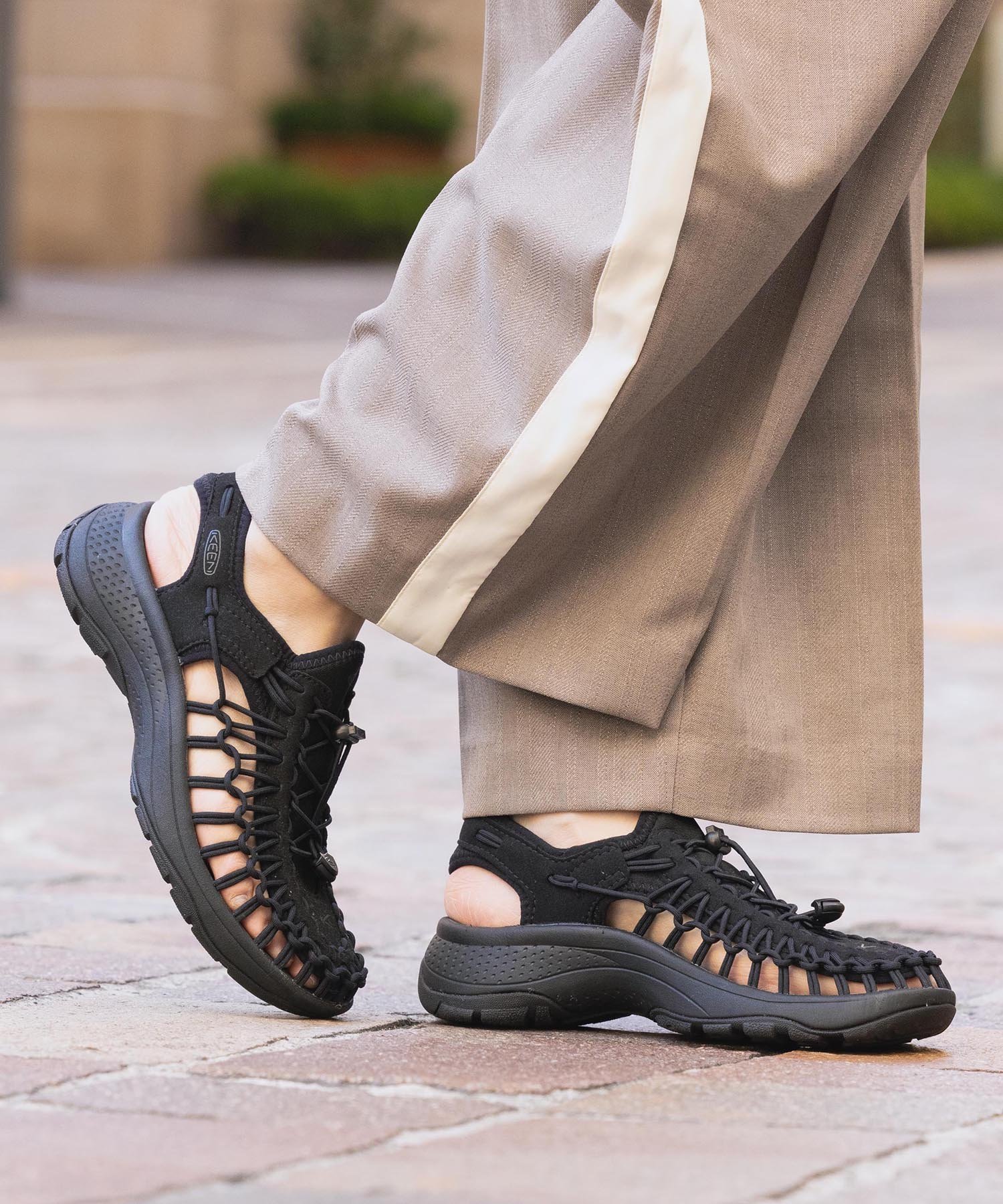 【キーン/KEEN】のWOMEN UNEEK ASTORIA レディース ユニーク アストリア 人気、トレンドファッション・服の通販 founy(ファニー) 　ファッション　Fashion　レディースファッション　Ladies' Fashion Online　アウトドア　Outdoor　クッション　Cushion　抗菌　Antibacterial　軽量　Lightweight　サンダル　Sandals　スニーカー　Sneakers　スリッポン　Slip-Ons　タオル　Towel　パフォーマンス　Performance　フィット　Fit　フェミニン　Feminine　ライニング　Lining　ラウンド　Round　旅行　Travel　 other-1|ID: prp329100004590849 ipo3291000000032577845