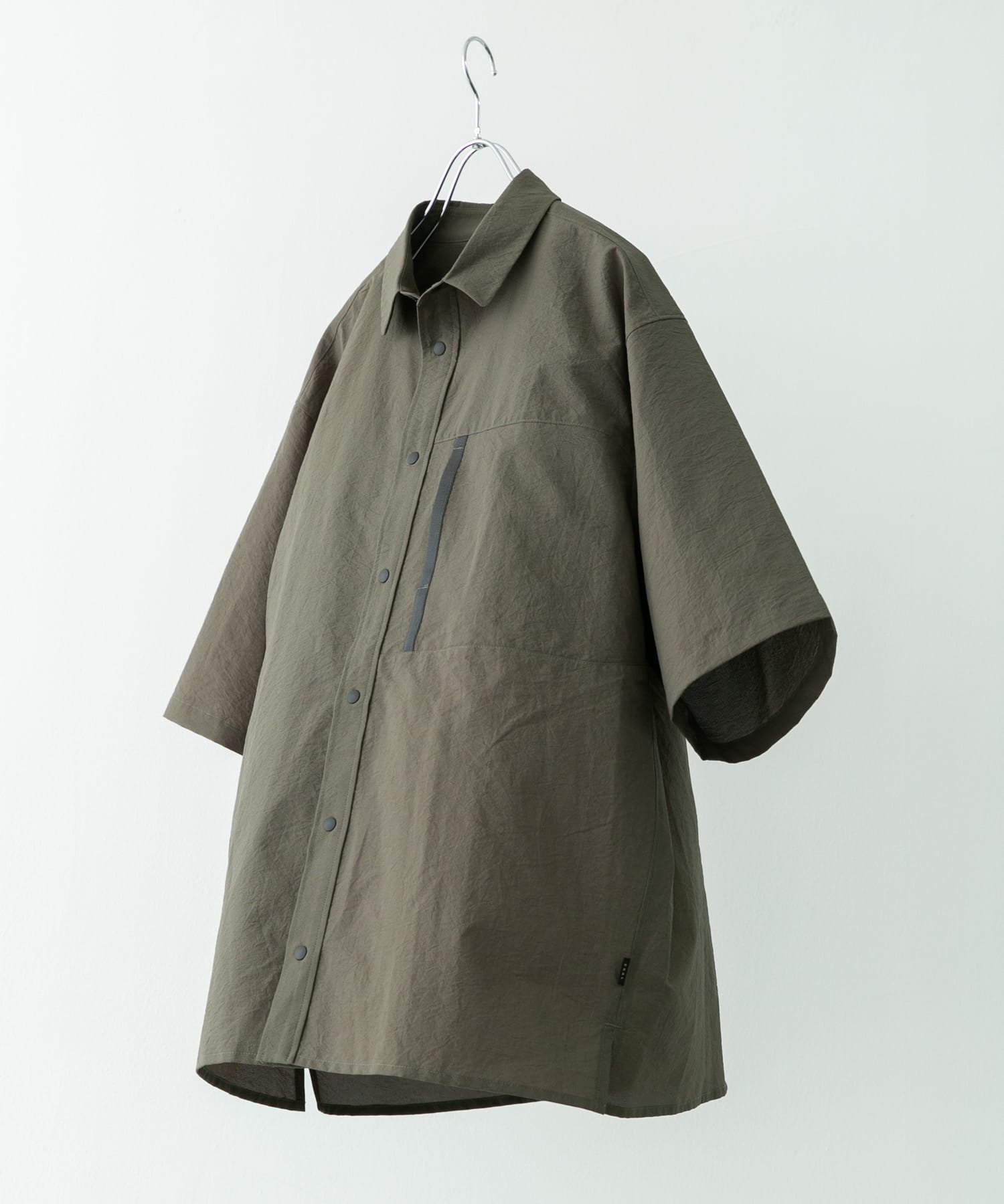 【アーバンリサーチ ドアーズ/URBAN RESEARCH DOORS / MEN】の『吸水速乾/軽量』DotAir SHORT-SLEEVE SHIRTS インテリア・キッズ・メンズ・レディースファッション・服の通販 founy(ファニー) 　ファッション　Fashion　メンズファッション　Fashion for Men　アウトドア　Outdoor Clothing　吸水　Absorbent, Quick-Dry　軽量　Lightweight, Ultra Light　スクエア　Square, Square Shape　ストレッチ　Stretch, Stretchy Fabric　スポーツ　Sports, Activewear　スリット　Slit, Slit Detail　セットアップ　Set-Up, Coordinated Outfit　ポケット　Pocket, Pocket Detail　ループ　Loop, Loop Knit　S/S・春夏　SS, Spring/Summer, Warm Season　夏　Summer　旅行　Travel　2025年　2025　2025春夏・S/S　Spring/Summer 2025 SS25　オリーブドラブ|ID: prp329100004591169 ipo3291000000033241337