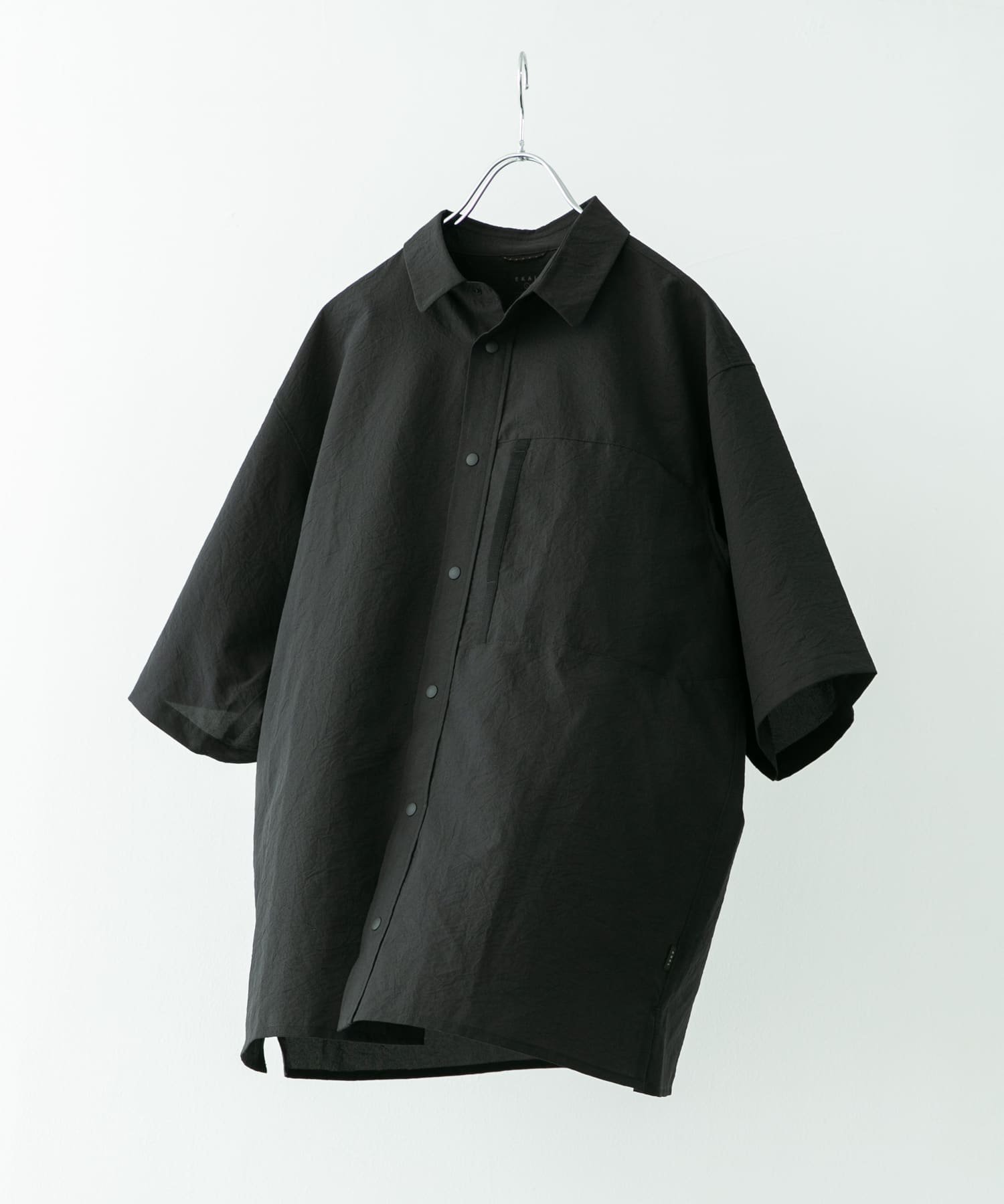 【アーバンリサーチ ドアーズ/URBAN RESEARCH DOORS / MEN】の『吸水速乾/軽量』DotAir SHORT-SLEEVE SHIRTS インテリア・キッズ・メンズ・レディースファッション・服の通販 founy(ファニー) 　ファッション　Fashion　メンズファッション　Fashion for Men　アウトドア　Outdoor Clothing　吸水　Absorbent, Quick-Dry　軽量　Lightweight, Ultra Light　スクエア　Square, Square Shape　ストレッチ　Stretch, Stretchy Fabric　スポーツ　Sports, Activewear　スリット　Slit, Slit Detail　セットアップ　Set-Up, Coordinated Outfit　ポケット　Pocket, Pocket Detail　ループ　Loop, Loop Knit　S/S・春夏　SS, Spring/Summer, Warm Season　夏　Summer　旅行　Travel　2025年　2025　2025春夏・S/S　Spring/Summer 2025 SS25　ブラック|ID: prp329100004591169 ipo3291000000033241340