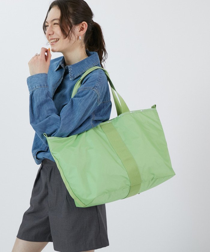 【レスポートサック/LeSportsac】の【公式】レスポートサック トートバッグ 1017C517 LeSportsac インテリア・キッズ・メンズ・レディースファッション・服の通販 founy(ファニー) https://founy.com/ ファッション Fashion レディースファッション Ladies' Fashion Online バッグ Bag スポーツウェア Sportswear スポーツ バッグ/ポーチ Sports Bag/Pouch 軽量 Lightweight シンプル Simple 定番 Standard 人気 Popularity ポケット Pocket マグネット Magnet おすすめ Recommend 旅行 Travel ビジネス 仕事 通勤 Business |ID: prp329100004591238 ipo3291000000032585834
