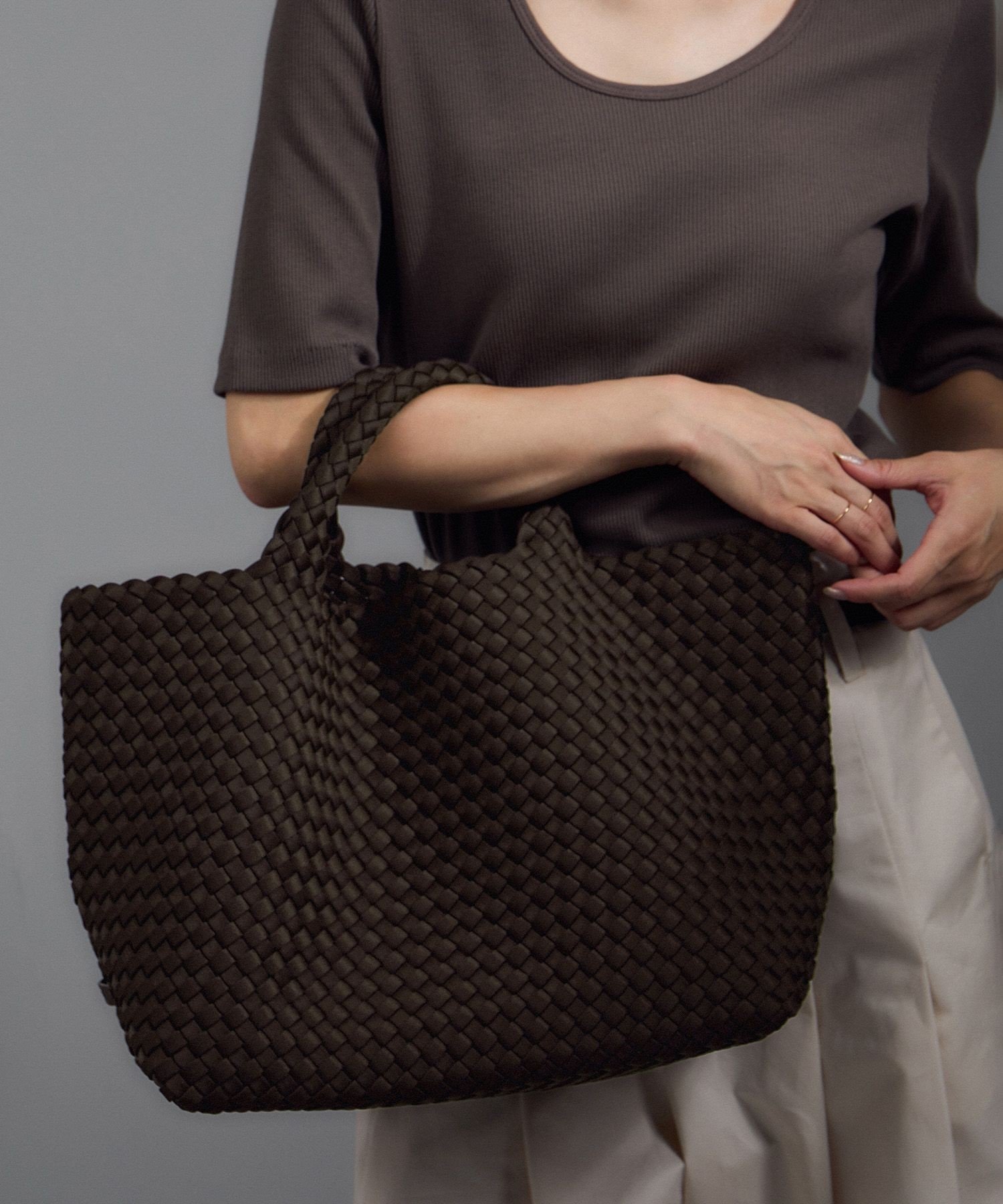 【サロン アダム エ ロペ/SALON adam et rope'】の【NAGHEDI(ナゲディ)】ST BARTHS medium TOTE(seasonal) インテリア・キッズ・メンズ・レディースファッション・服の通販 founy(ファニー) 　ファッション　Fashion　レディースファッション　Ladies' Fashion Online　バッグ　Bag　ダークブラウン(20)|ID: prp329100004591613 ipo3291000000032640211