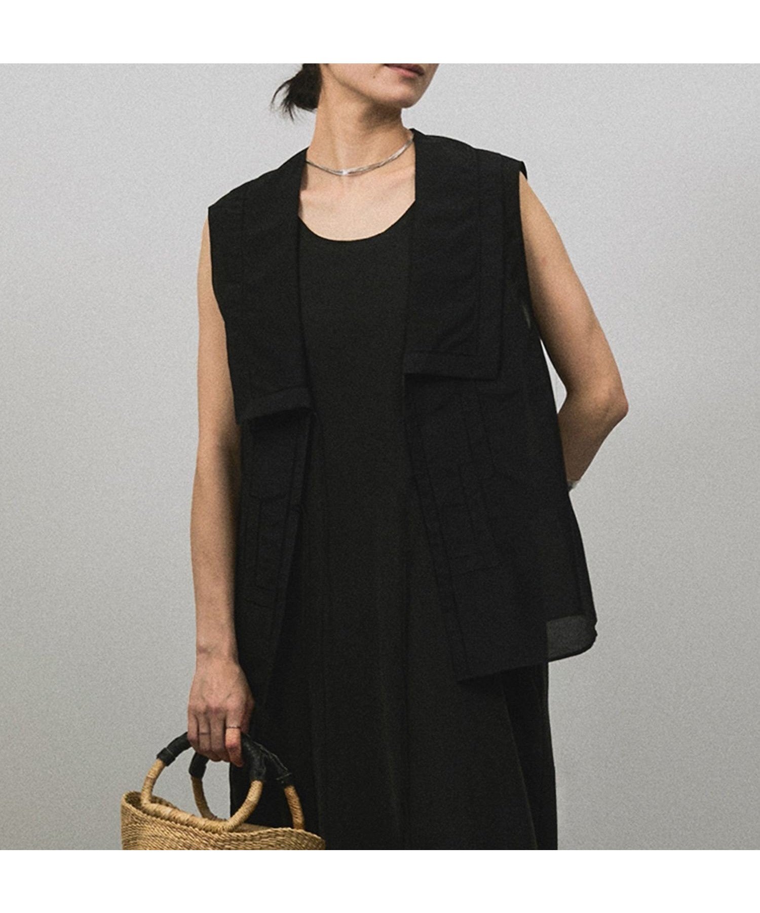 【サロン アダム エ ロペ/SALON adam et rope'】のコットンシルクジレブラウス インテリア・キッズ・メンズ・レディースファッション・服の通販 founy(ファニー) 　ファッション　Fashion　レディースファッション　Fashion for Women　アウター　Coat / Outerwear Collection　トップス・カットソー　Cut & Sew Tops　シャツ・ブラウス・オフィスカジュアル　Elegant Blouses & Button-Ups　ベスト&ジレ / 重ね着スタイル　Vests & Gilets　キャミソール　Camisole, Spaghetti Strap Top　シルク　Silk, 100% Silk　タンク　Tank Top, Sleeveless Top　デニム　Denim, Jeans Material　ノースリーブ　Sleeveless, No-Sleeve　フロント　Front, Front Design　ポケット　Pocket, Pocket Detail　リラックス　Relax, Relaxed Fit　夏　Summer　エレガント 上品　Elegant　ブラック(01)|ID: prp329100004592553 ipo3291000000033601454